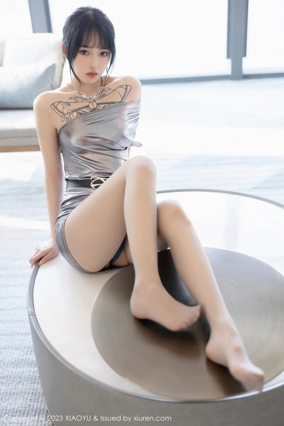 奶瓶私房浴室性感灰色露肩连衣裙秀曼妙身姿迷人绝美写真 第 34 张