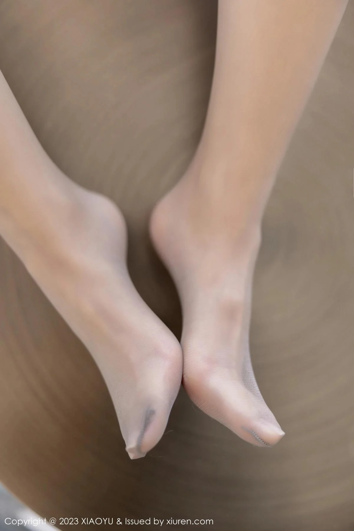 奶瓶私房浴室性感灰色露肩连衣裙秀曼妙身姿迷人绝美写真 第 35 张