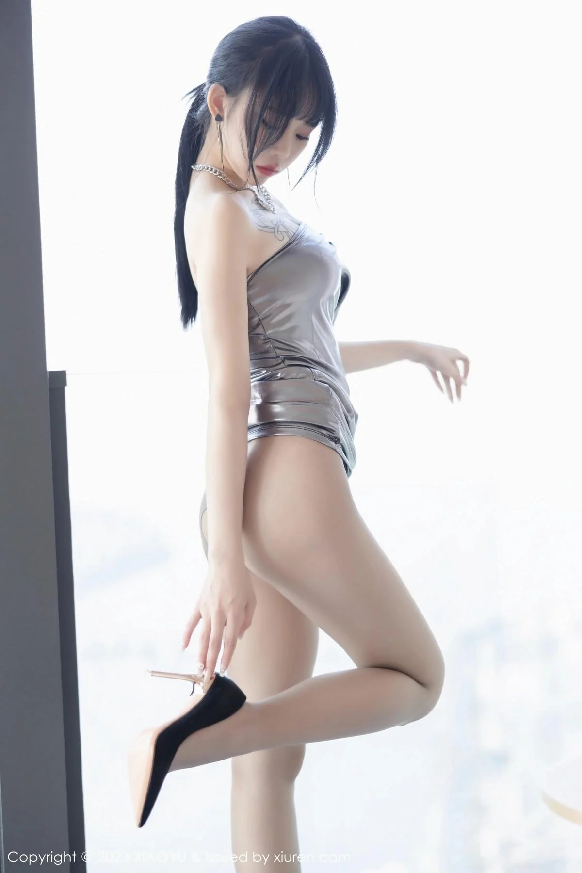 奶瓶私房浴室性感灰色露肩连衣裙秀曼妙身姿迷人绝美写真 第 69 张