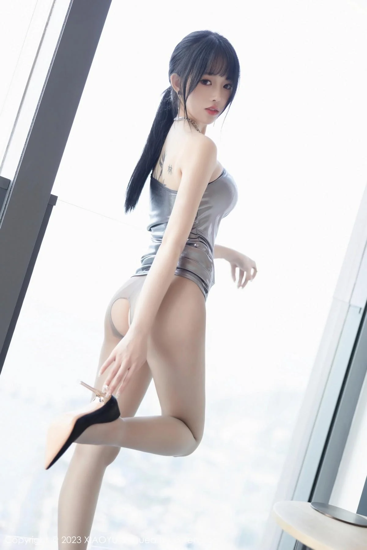奶瓶私房浴室性感灰色露肩连衣裙秀曼妙身姿迷人绝美写真 第 72 张