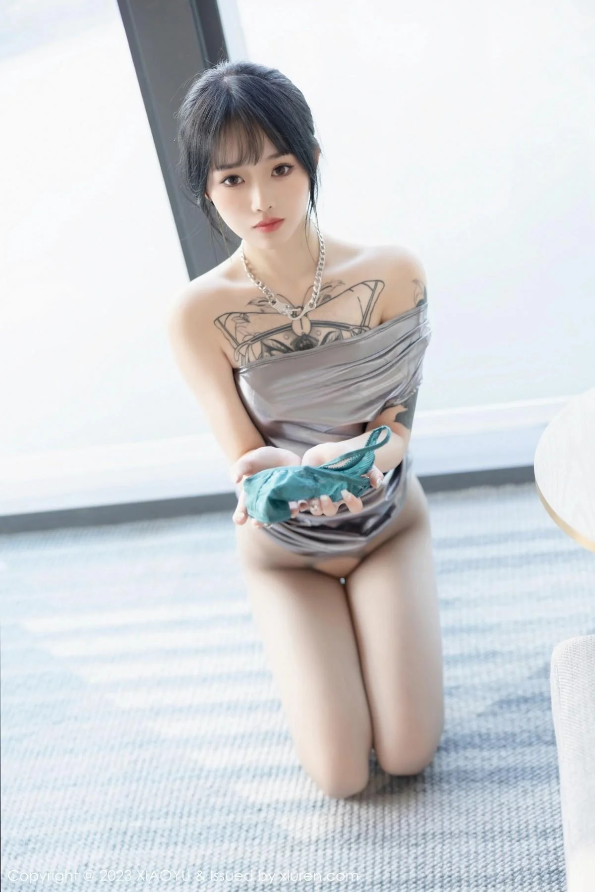 奶瓶私房浴室性感灰色露肩连衣裙秀曼妙身姿迷人绝美写真 第 80 张