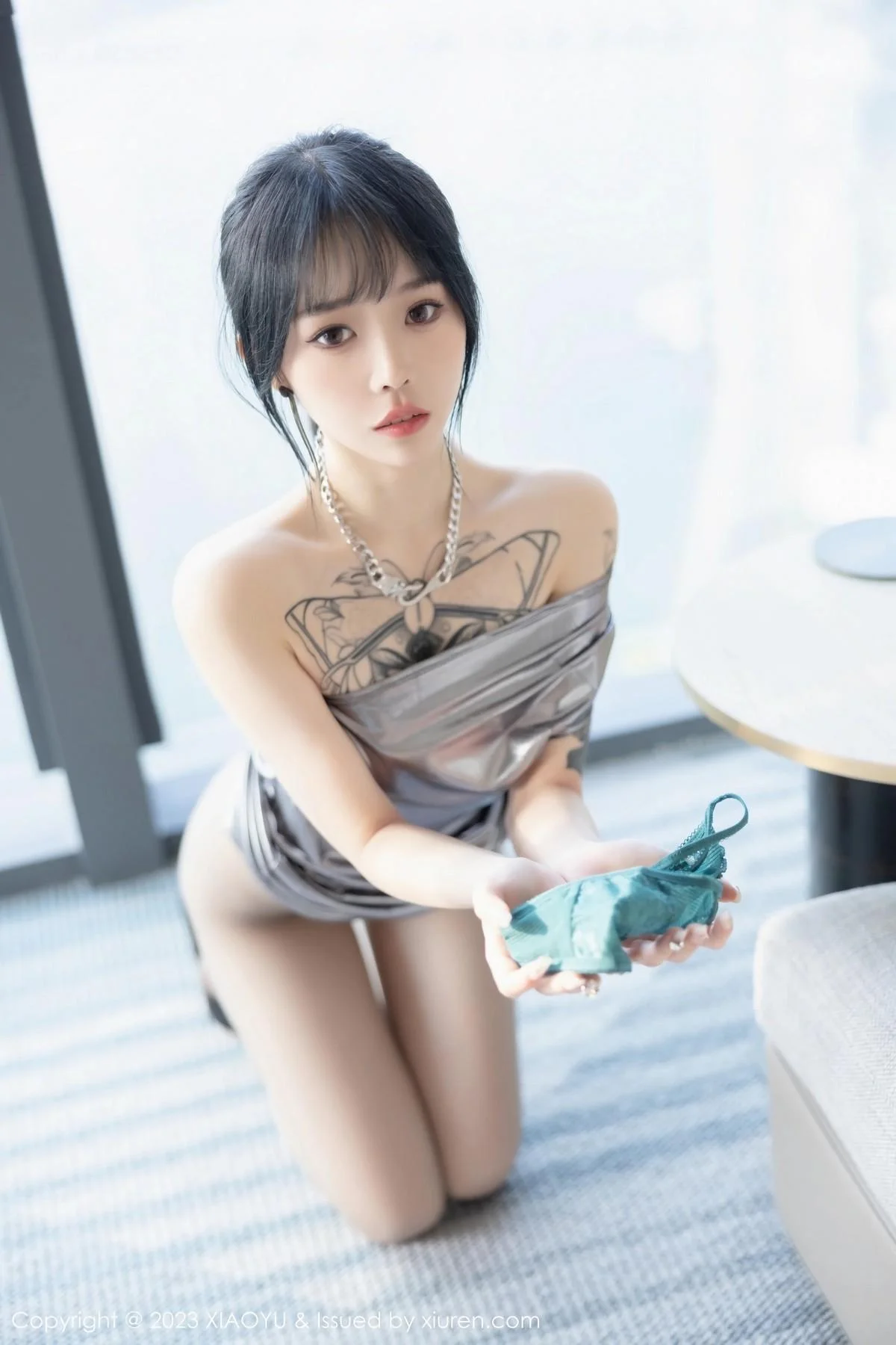 奶瓶私房浴室性感灰色露肩连衣裙秀曼妙身姿迷人绝美写真 第 82 张