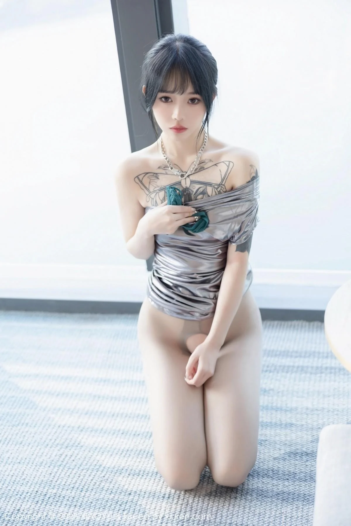 奶瓶私房浴室性感灰色露肩连衣裙秀曼妙身姿迷人绝美写真 第 84 张