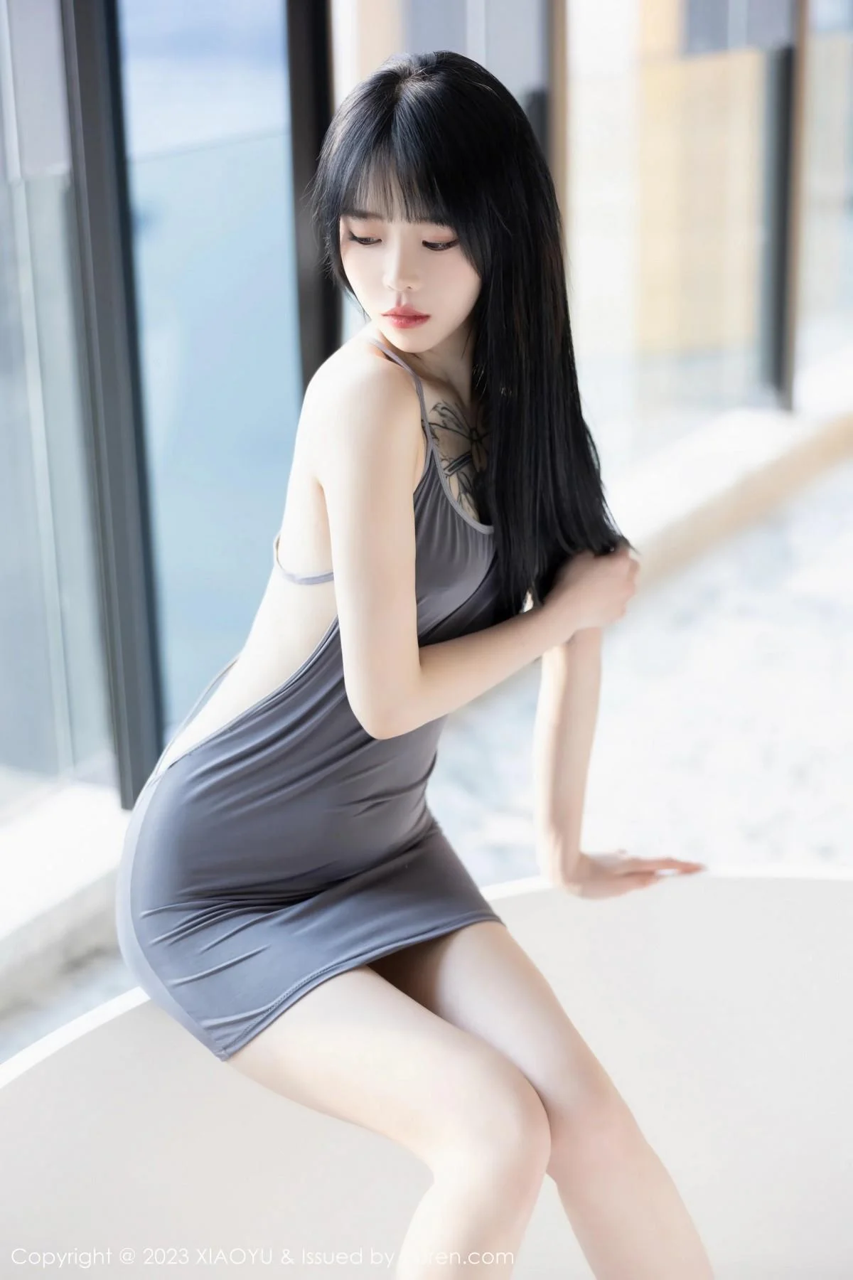 奶瓶私房浴室性感灰色露肩连衣裙秀曼妙身姿迷人绝美写真 第 86 张
