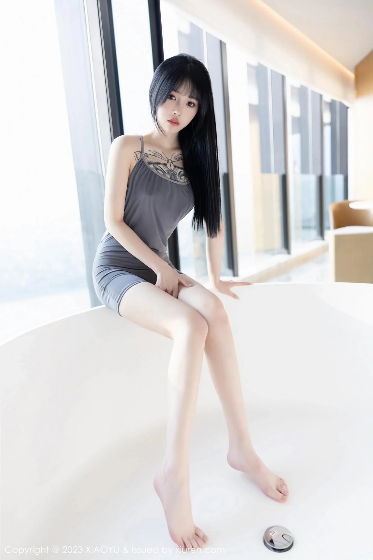 奶瓶私房浴室性感灰色露肩连衣裙秀曼妙身姿迷人绝美写真 第 92 张