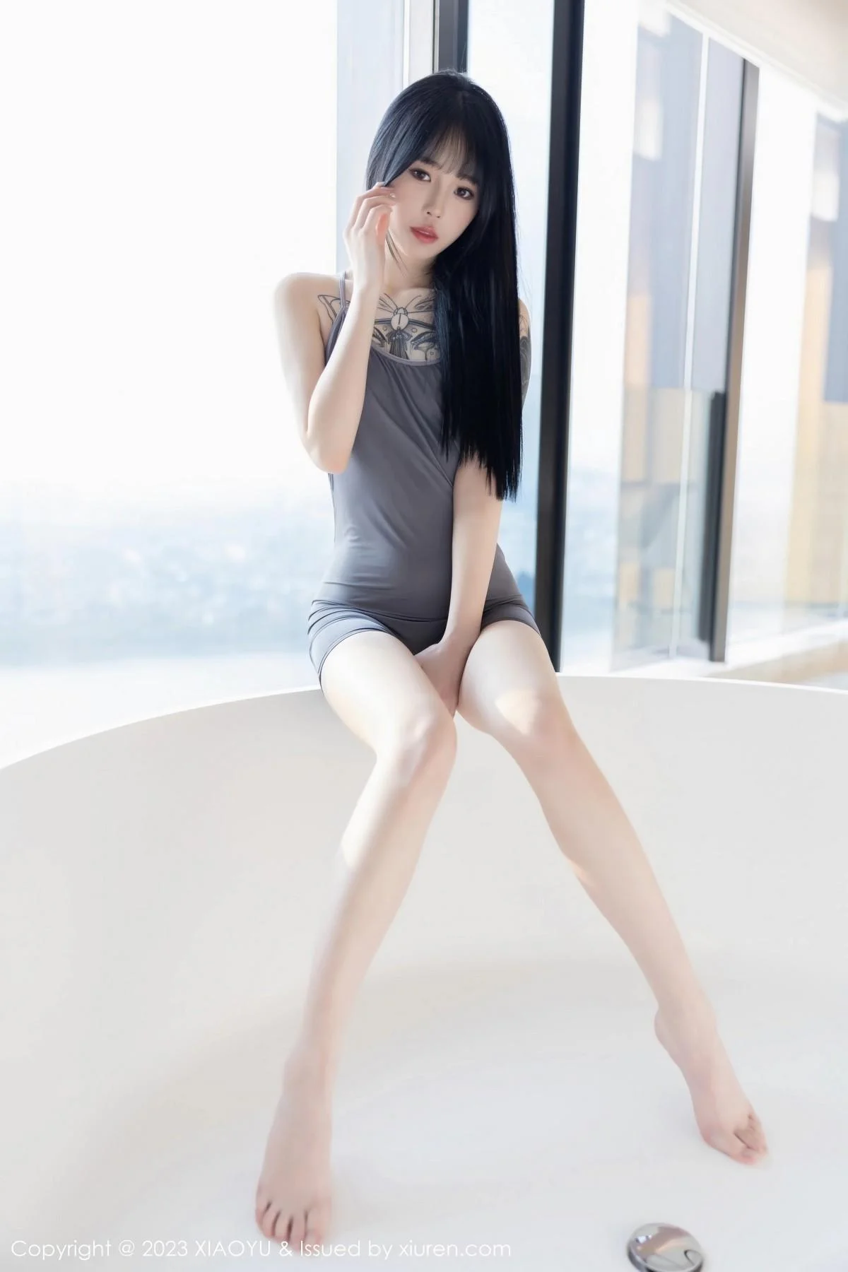 奶瓶私房浴室性感灰色露肩连衣裙秀曼妙身姿迷人绝美写真 第 96 张