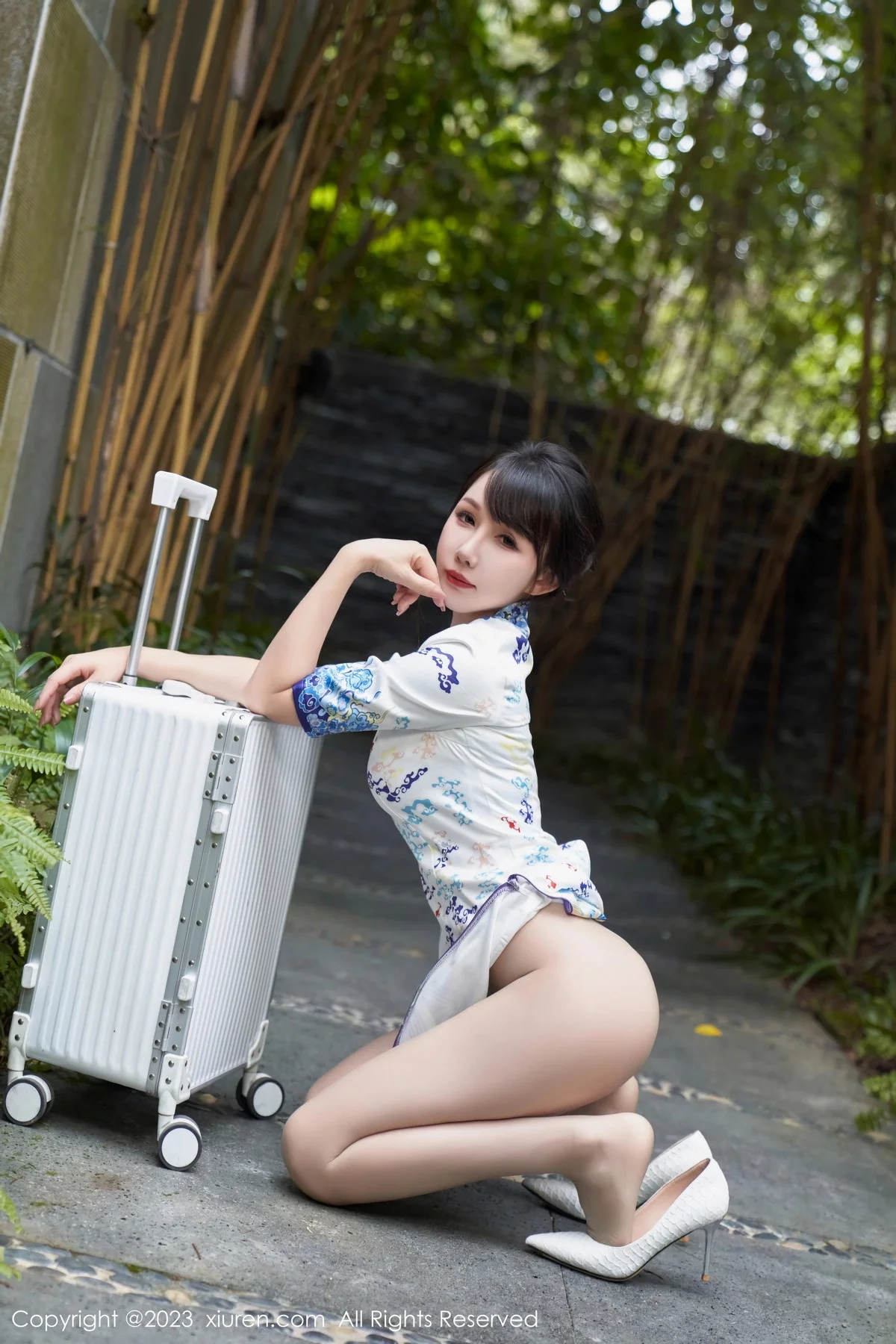 波巧酱空乘女友主题脱性感旗袍露白色情趣内衣惹火绝美写真 第 19 张