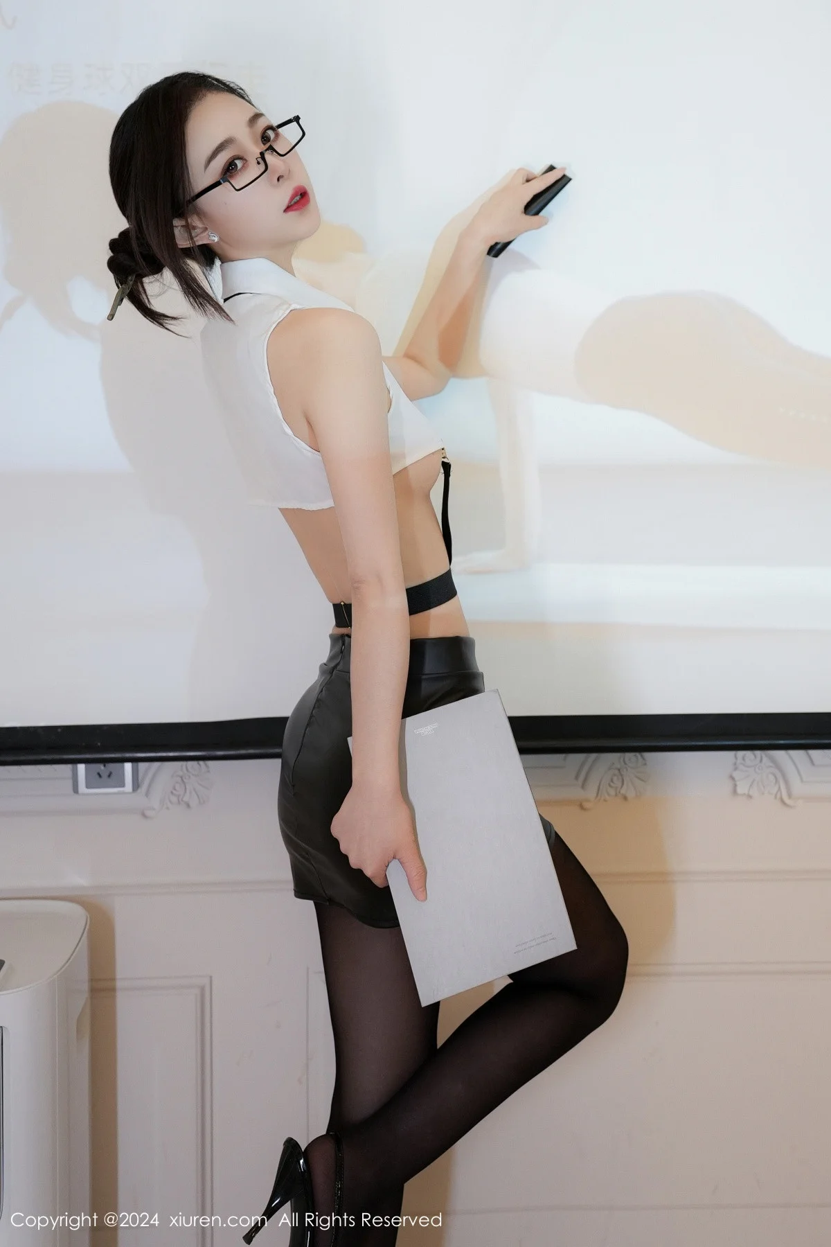 糖糖❤ 性感白色T恤配黑短裙露开档黑丝秀曼妙身姿绝美写真 第 12 张
