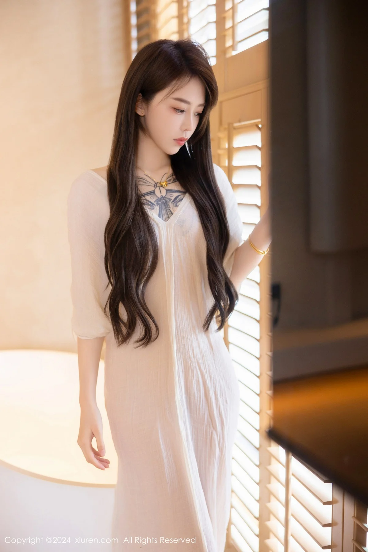 夏竹性感浅色连衣裙+白色薄纱服饰秀曼妙身姿绝美写真 第 22 张