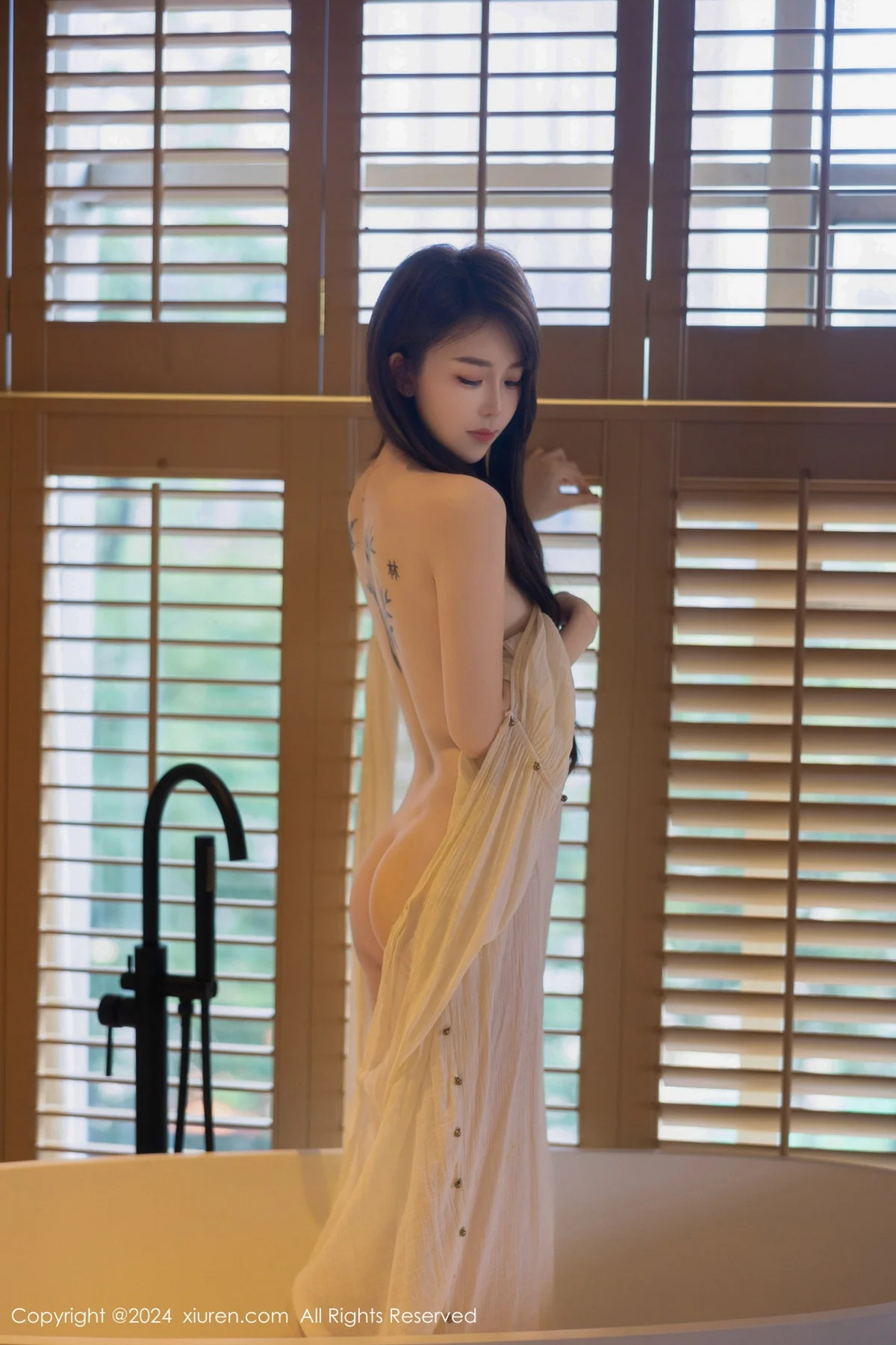 夏竹性感浅色连衣裙+白色薄纱服饰秀曼妙身姿绝美写真 第 53 张
