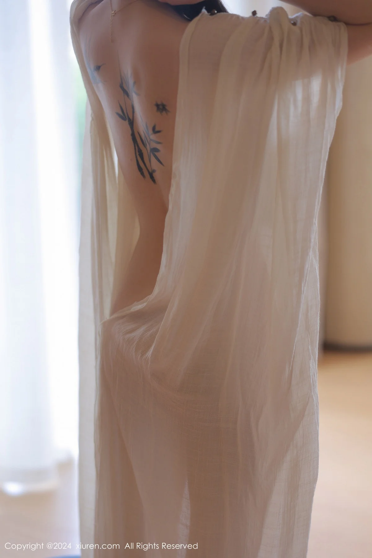 夏竹性感浅色连衣裙+白色薄纱服饰秀曼妙身姿绝美写真 第 70 张