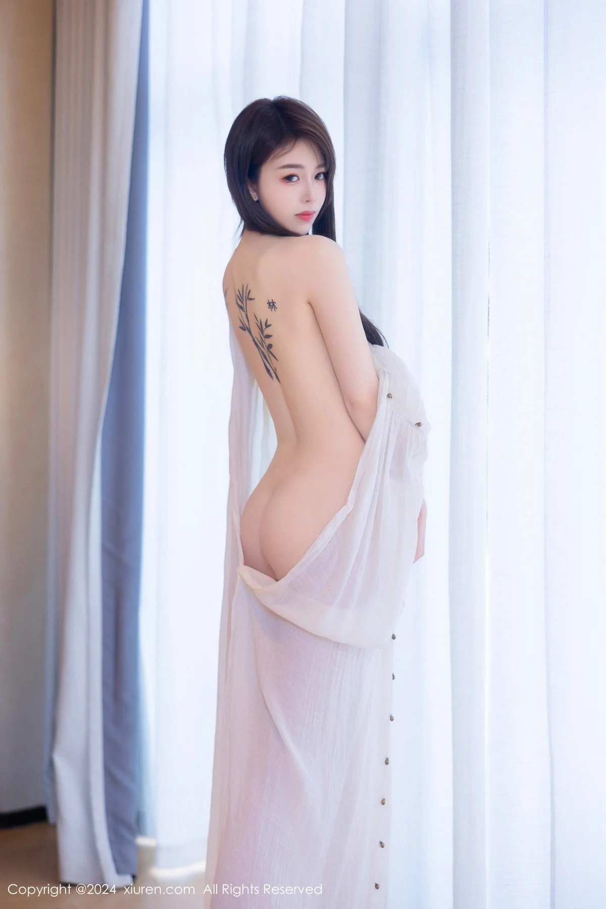 夏竹性感浅色连衣裙+白色薄纱服饰秀曼妙身姿绝美写真 第 76 张