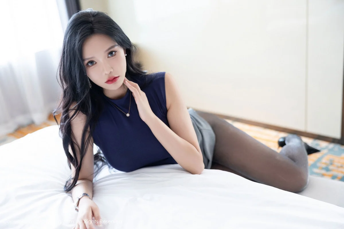 娜比性感蓝色T恤配超薄黑丝露蓝色内衣秀凹凸身材绝美写真 第 100 张