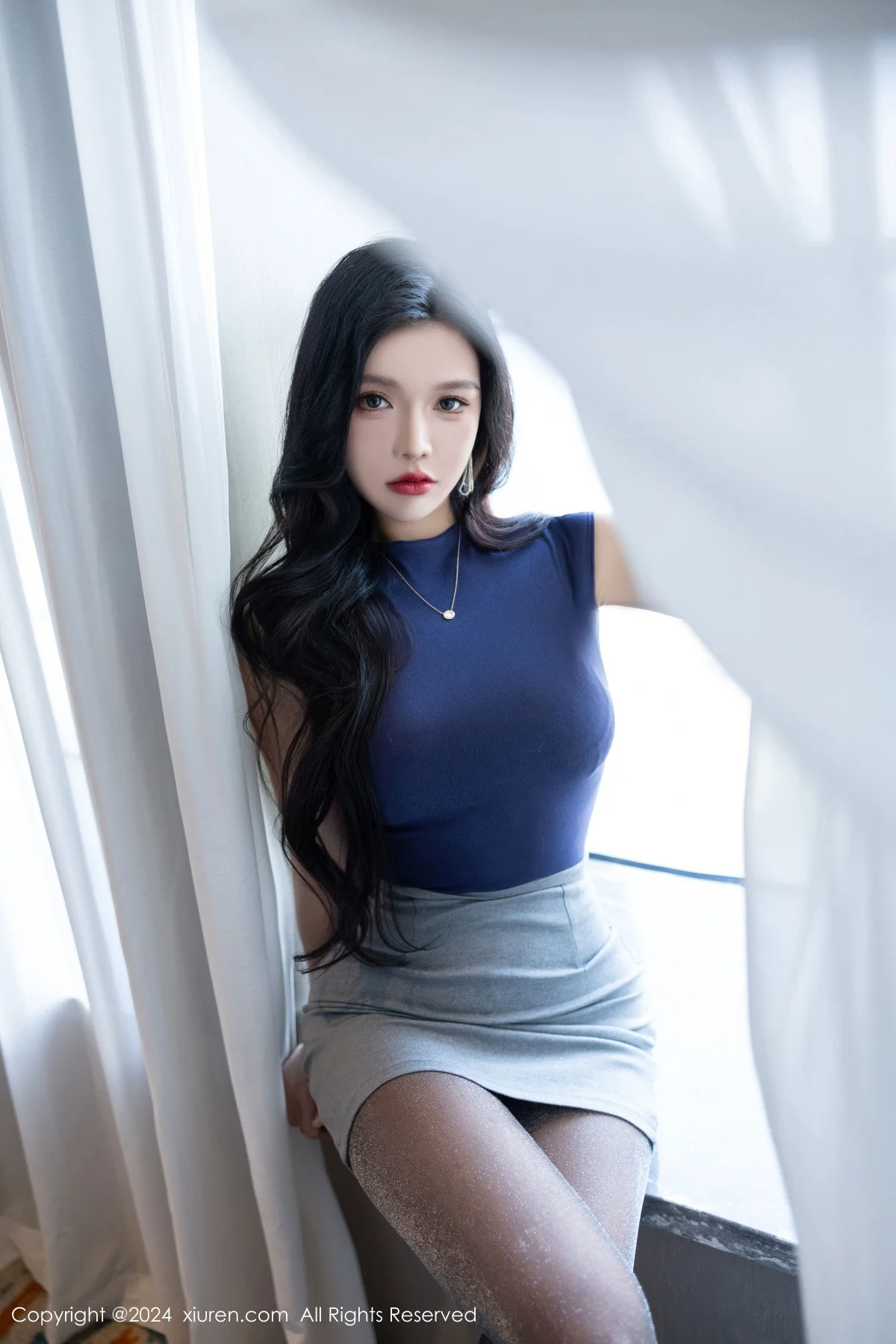 娜比性感蓝色T恤配超薄黑丝露蓝色内衣秀凹凸身材绝美写真 第 2 张