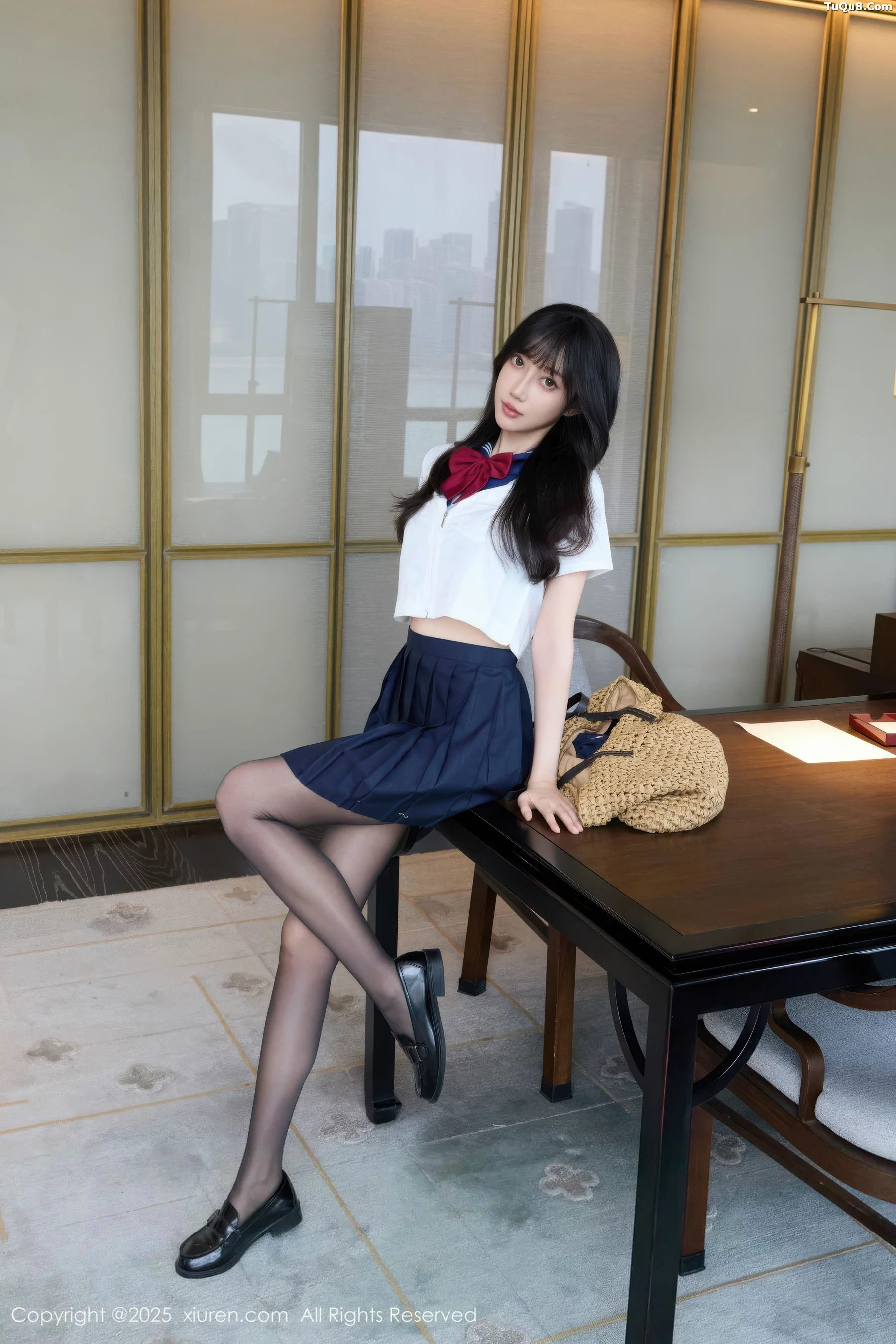 玥儿玥er私房性感JK制服配超薄黑丝秀曼妙身姿迷人绝美写真 第 13 张