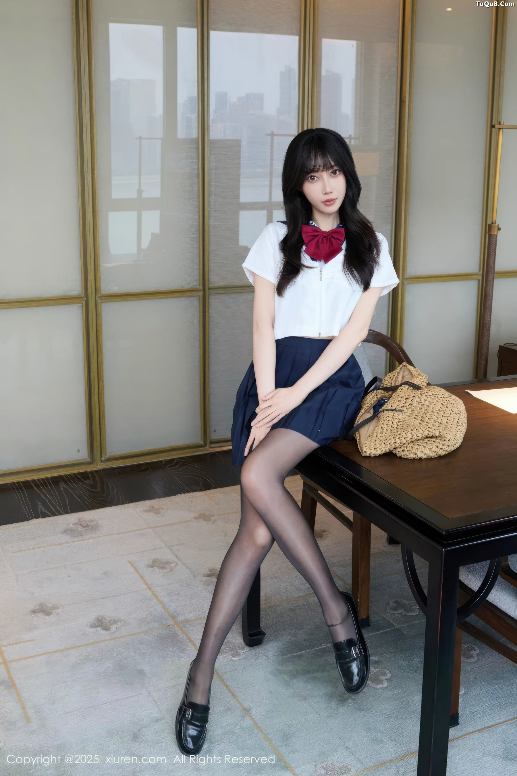 玥儿玥er私房性感JK制服配超薄黑丝秀曼妙身姿迷人绝美写真 第 16 张