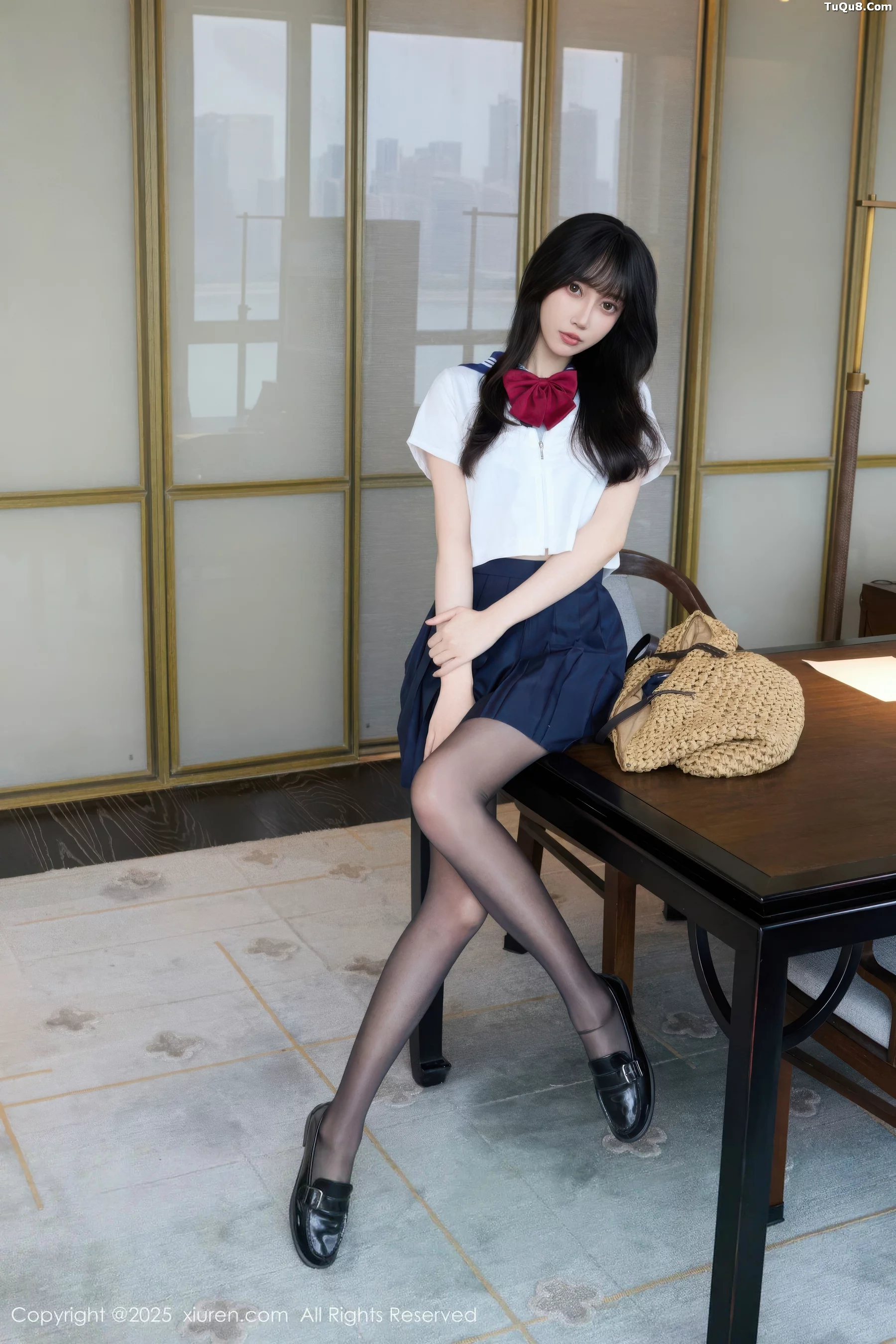 玥儿玥er私房性感JK制服配超薄黑丝秀曼妙身姿迷人绝美写真 第 17 张