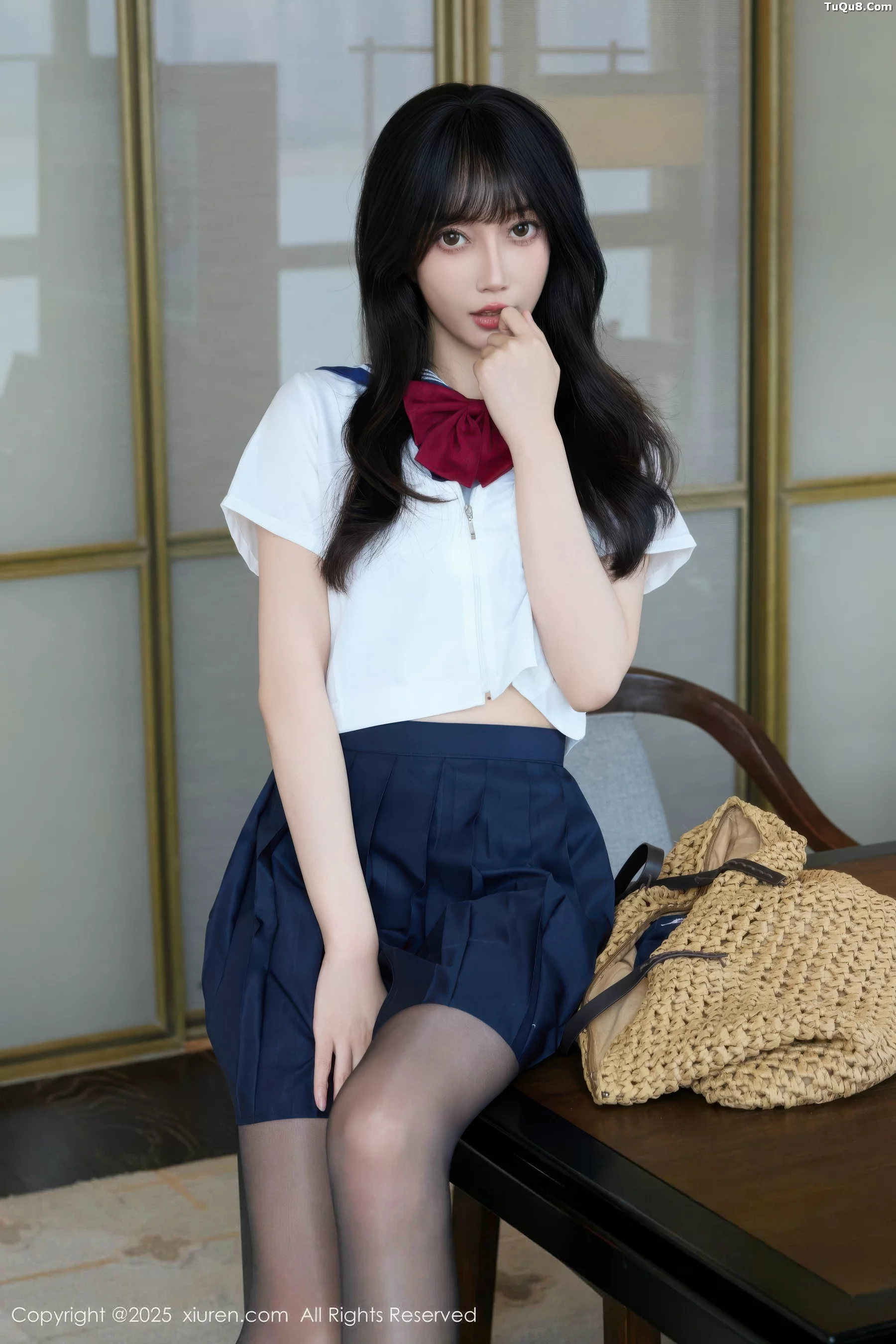玥儿玥er私房性感JK制服配超薄黑丝秀曼妙身姿迷人绝美写真 第 19 张