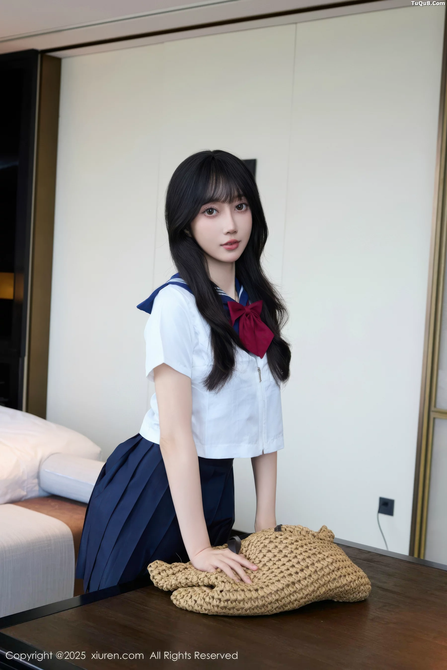 玥儿玥er私房性感JK制服配超薄黑丝秀曼妙身姿迷人绝美写真 第 2 张