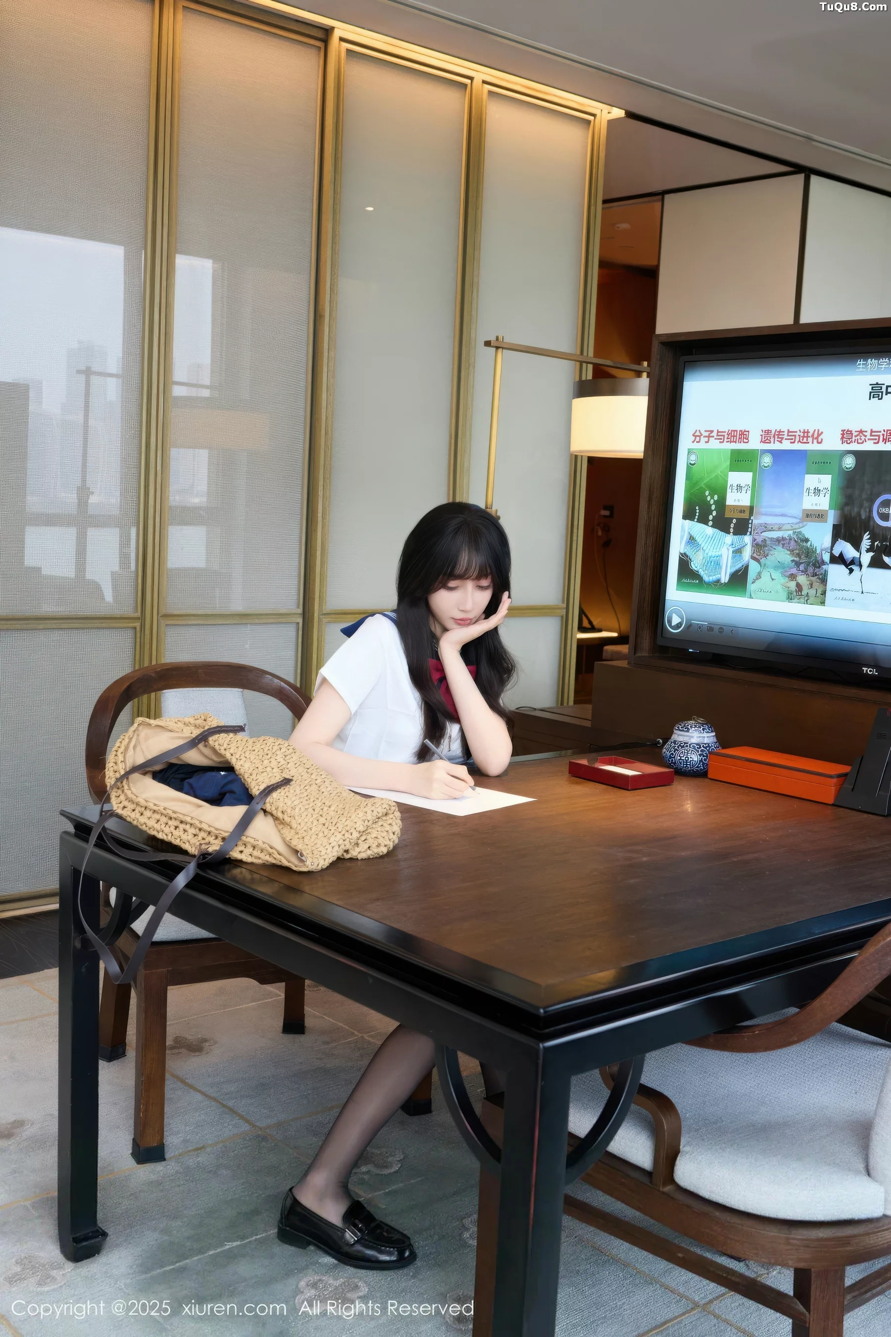 玥儿玥er私房性感JK制服配超薄黑丝秀曼妙身姿迷人绝美写真 第 24 张