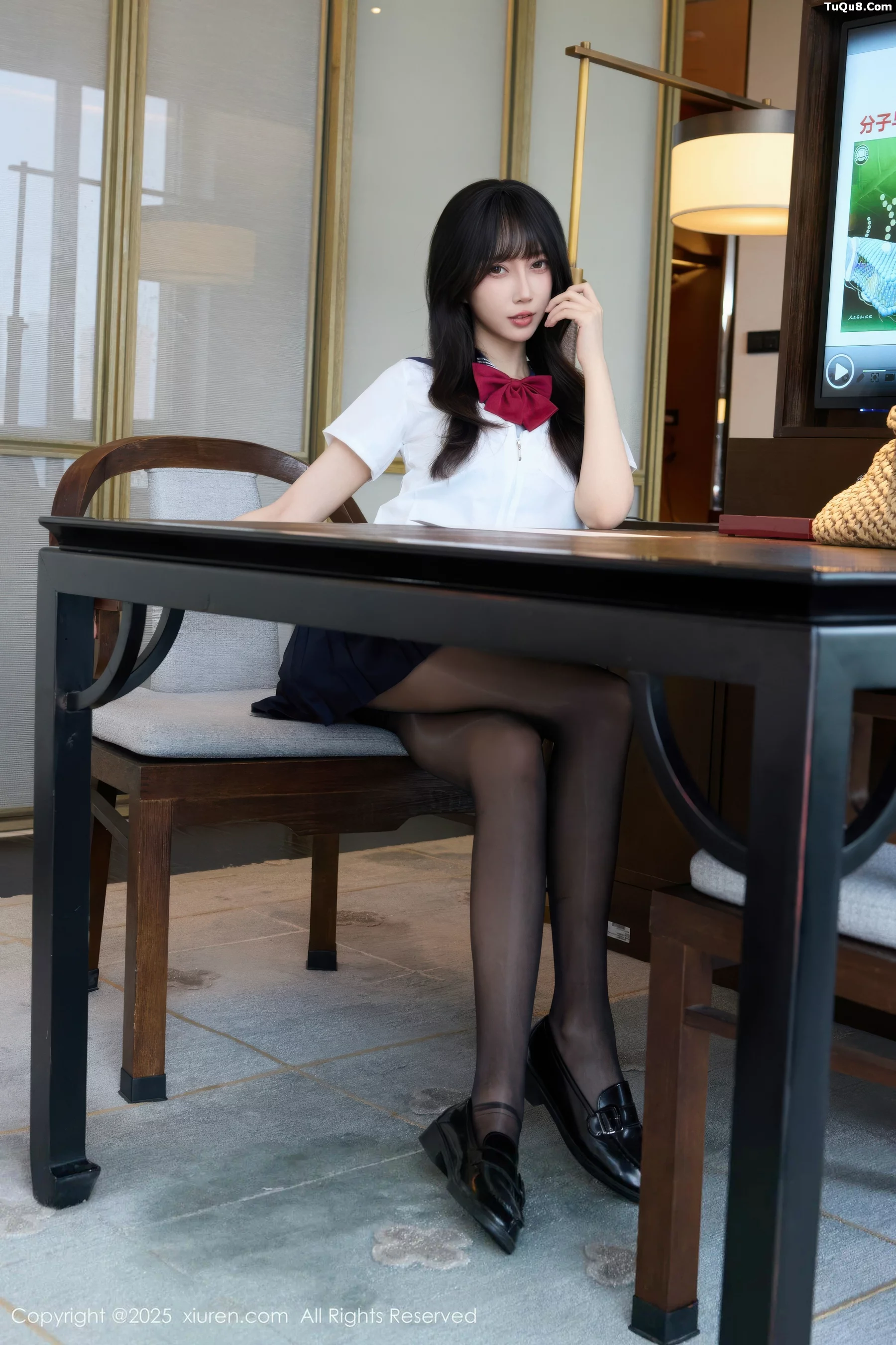 玥儿玥er私房性感JK制服配超薄黑丝秀曼妙身姿迷人绝美写真 第 25 张