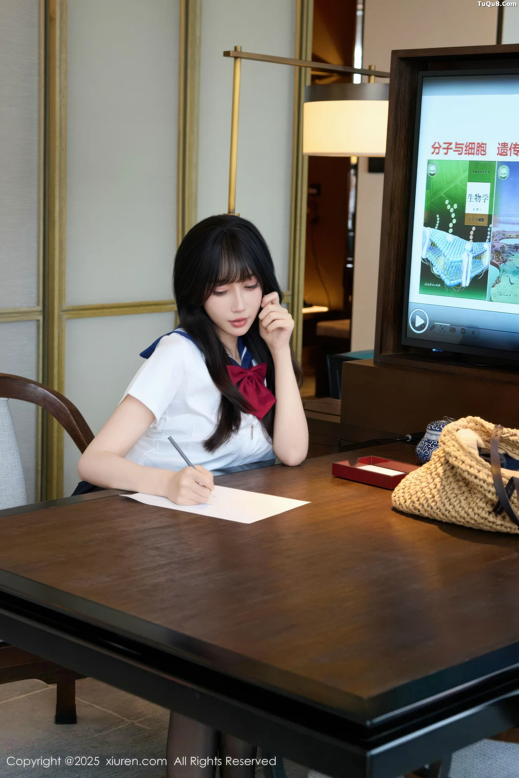 玥儿玥er私房性感JK制服配超薄黑丝秀曼妙身姿迷人绝美写真 第 27 张