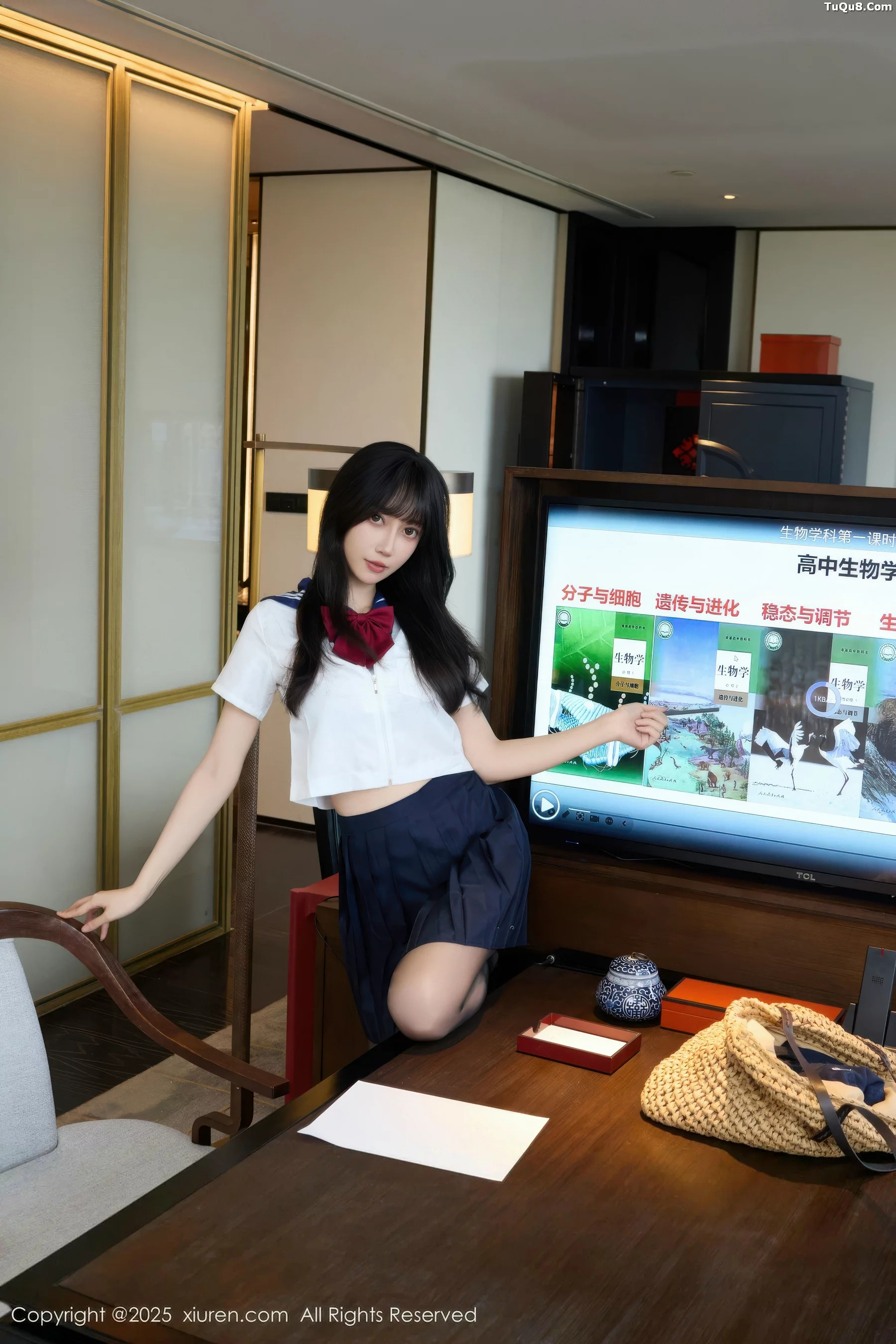 玥儿玥er私房性感JK制服配超薄黑丝秀曼妙身姿迷人绝美写真 第 33 张