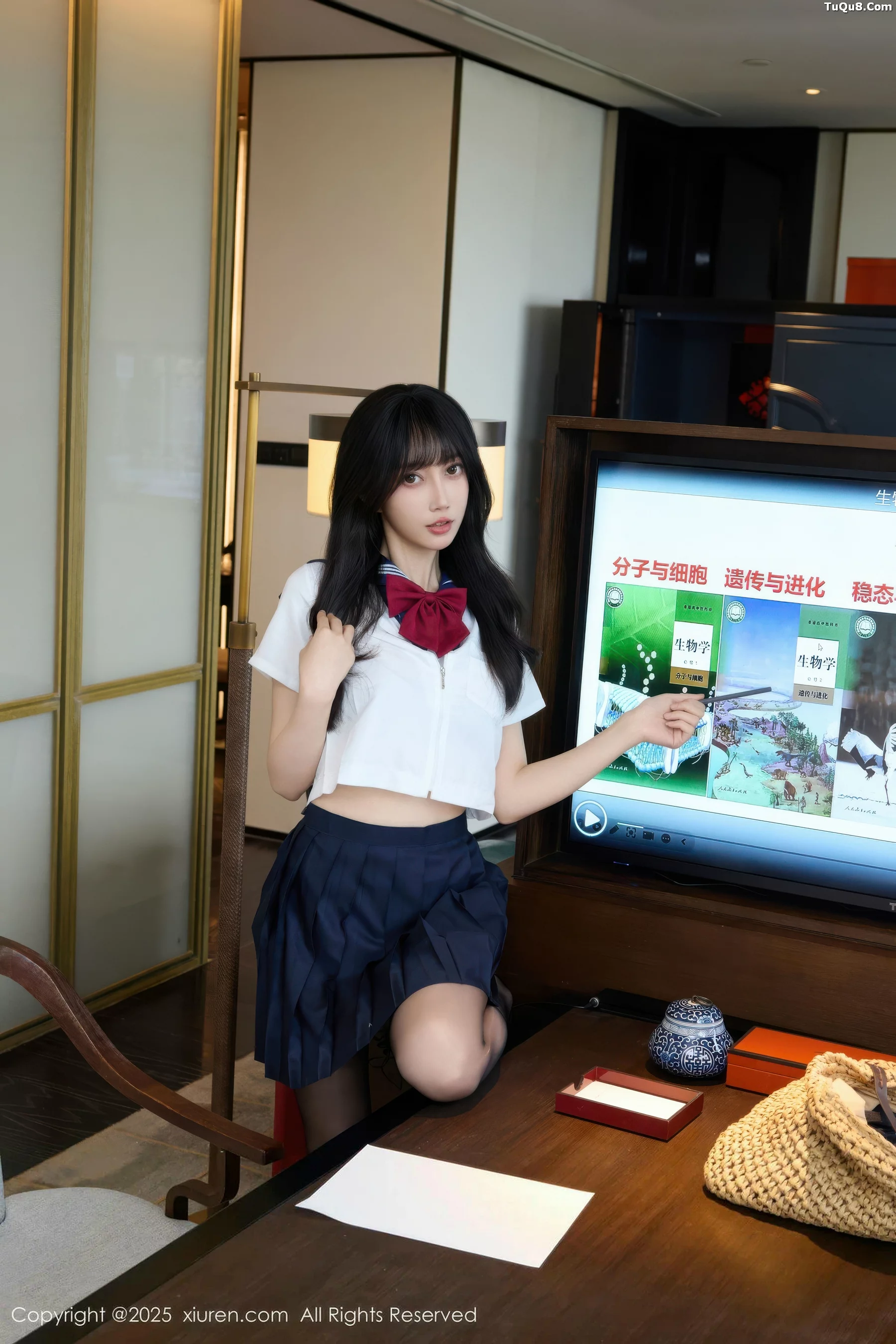 玥儿玥er私房性感JK制服配超薄黑丝秀曼妙身姿迷人绝美写真 第 36 张