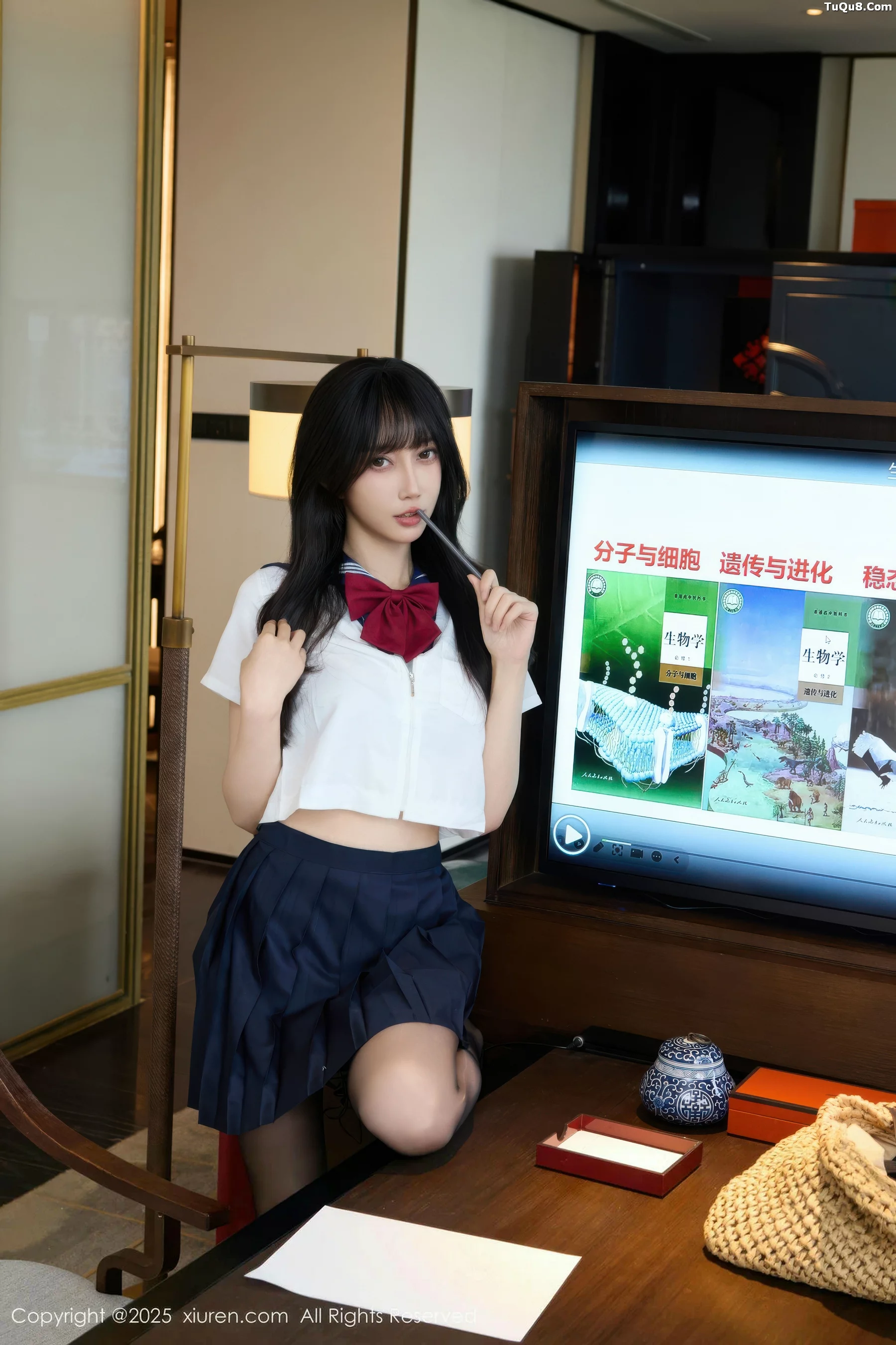 玥儿玥er私房性感JK制服配超薄黑丝秀曼妙身姿迷人绝美写真 第 37 张