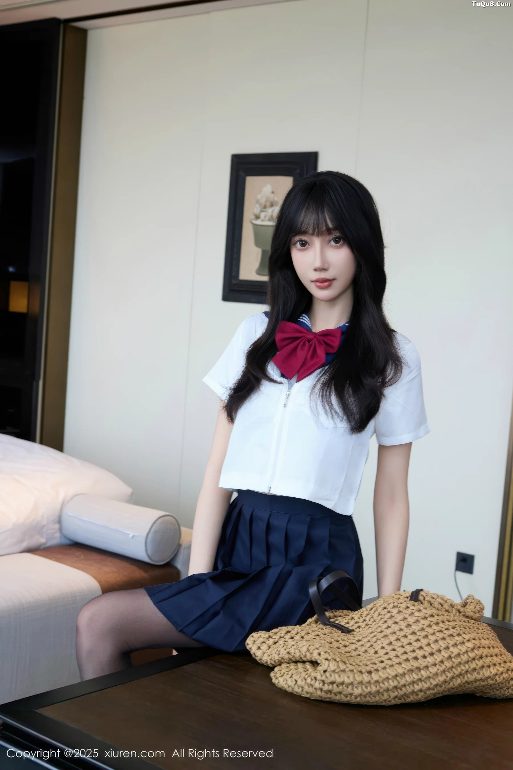 玥儿玥er私房性感JK制服配超薄黑丝秀曼妙身姿迷人绝美写真 第 4 张