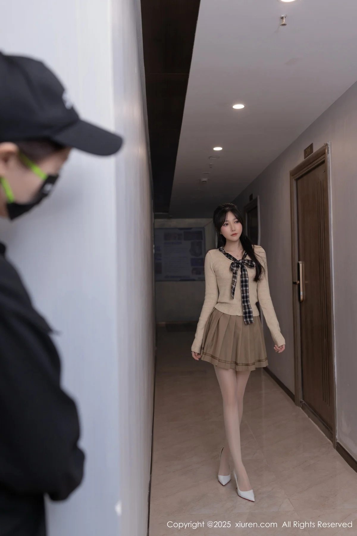 鱼子酱Fish性感浅色短裙配开档白丝秀曼妙身姿完美绝美写真 第 1 张