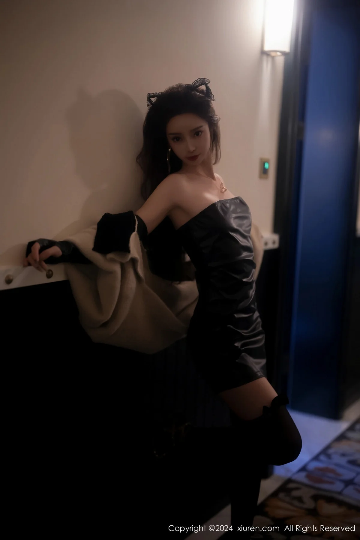 苏曼兮性感黑色露肩皮衣配黑丝袜秀曼妙身姿撩人绝美写真 第 10 张