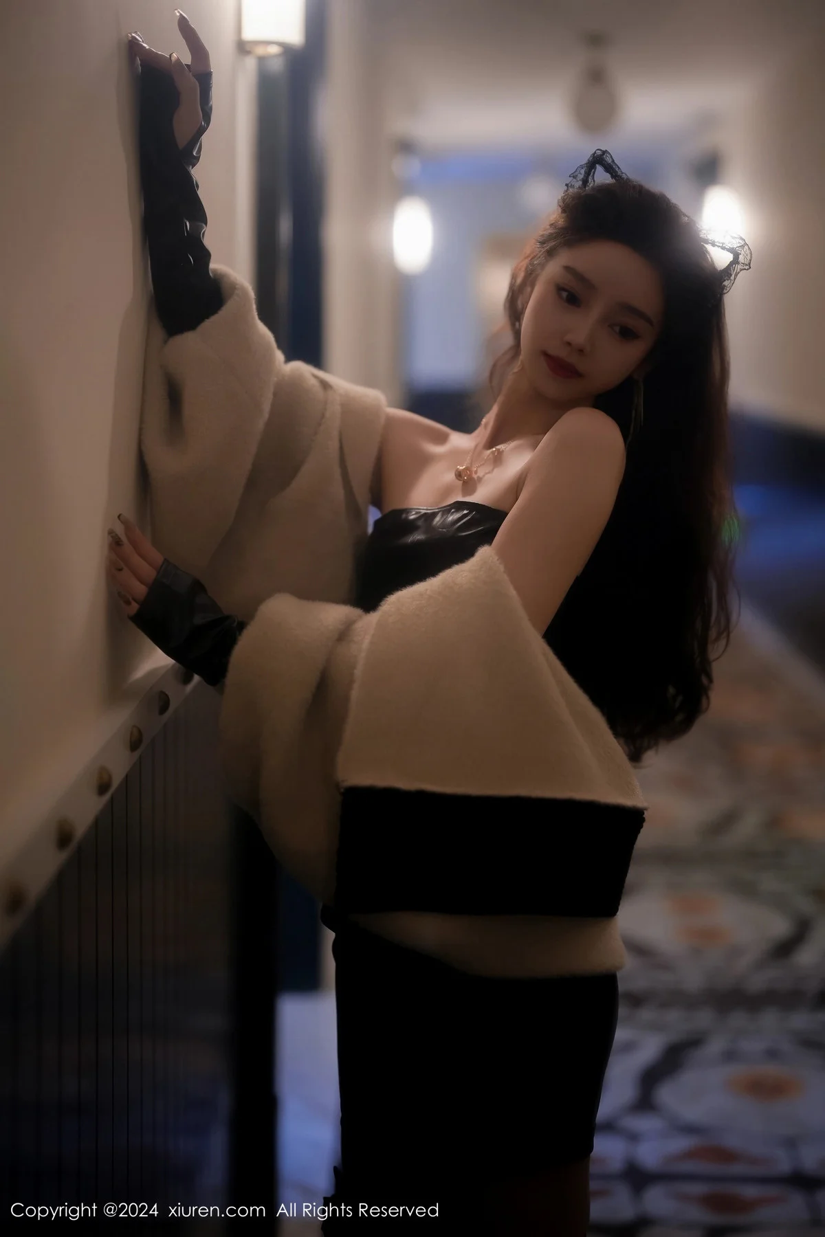 苏曼兮性感黑色露肩皮衣配黑丝袜秀曼妙身姿撩人绝美写真 第 11 张