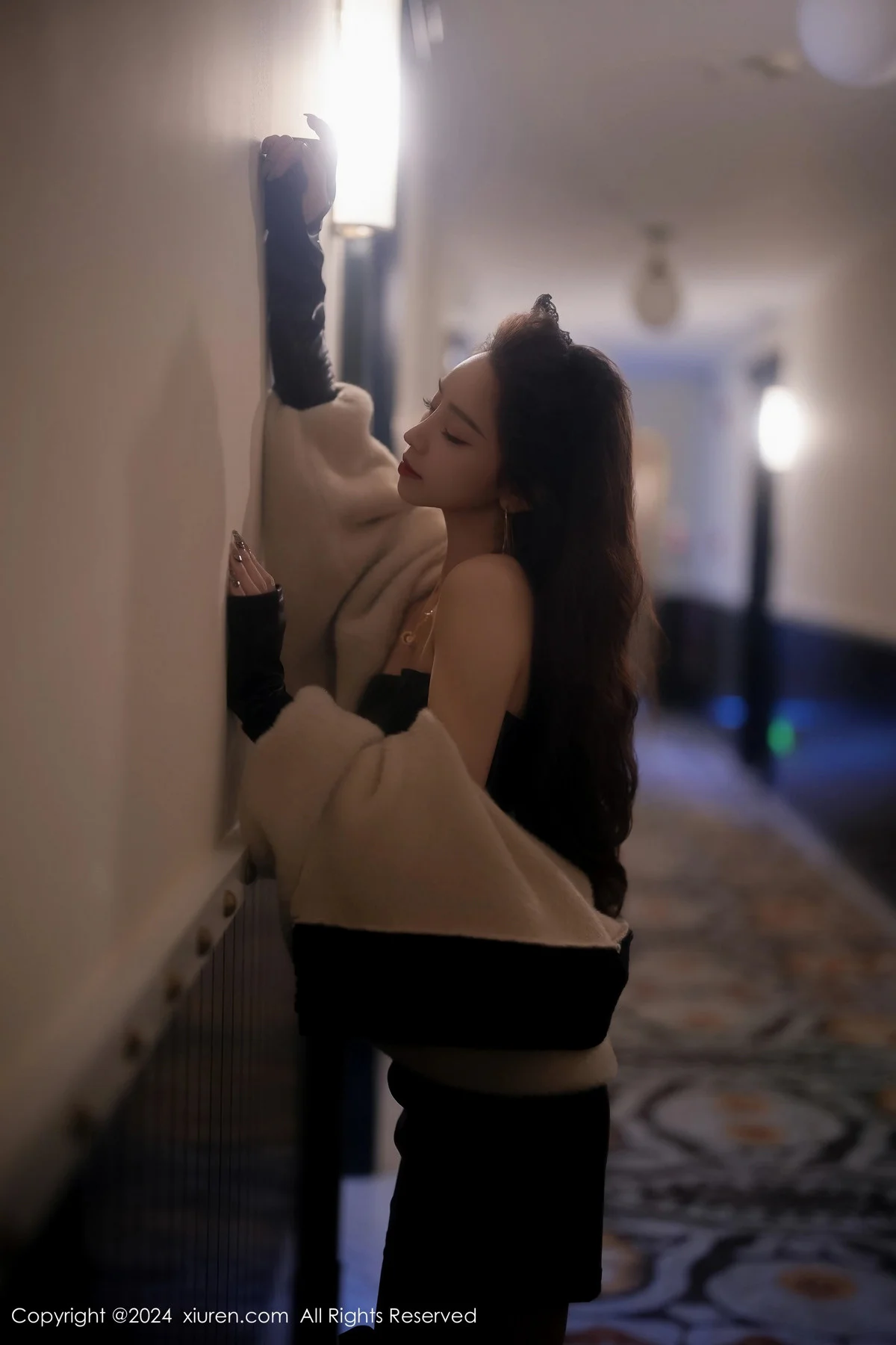 苏曼兮性感黑色露肩皮衣配黑丝袜秀曼妙身姿撩人绝美写真 第 13 张