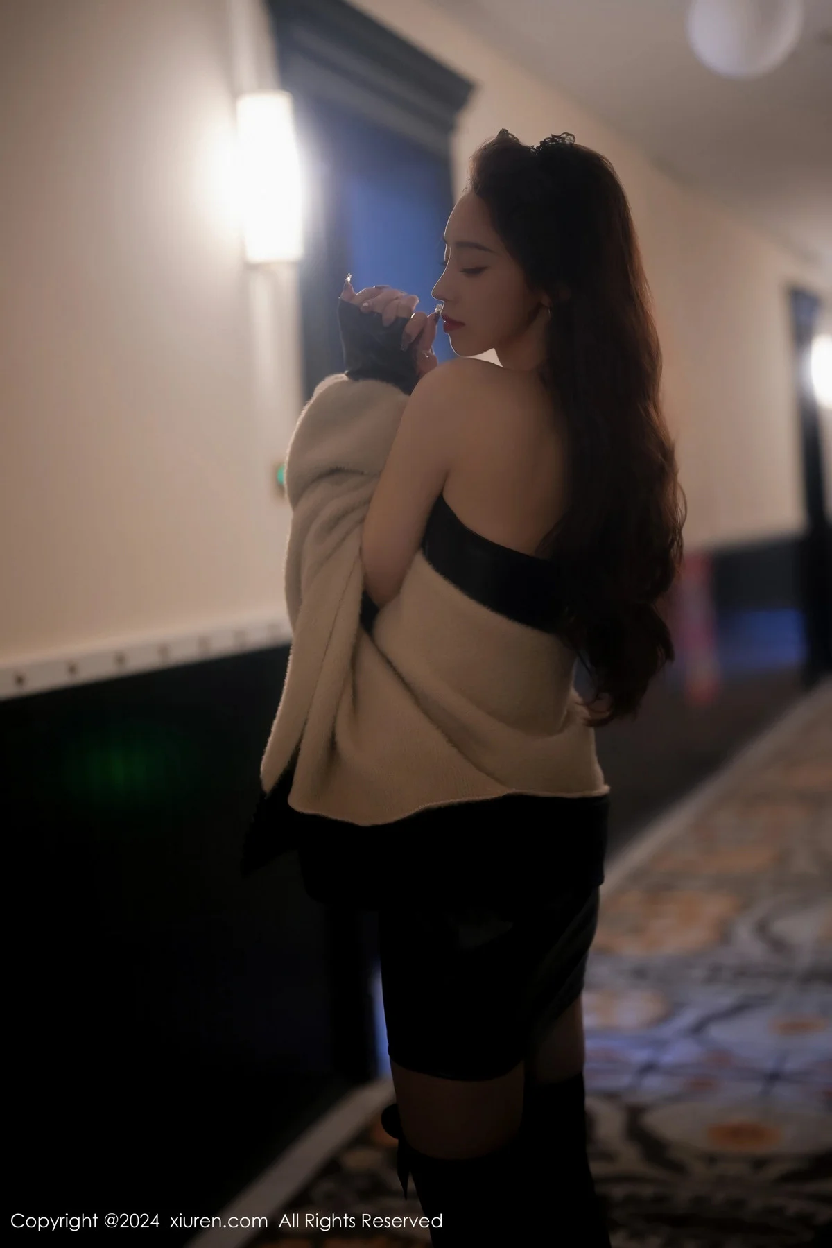 苏曼兮性感黑色露肩皮衣配黑丝袜秀曼妙身姿撩人绝美写真 第 15 张