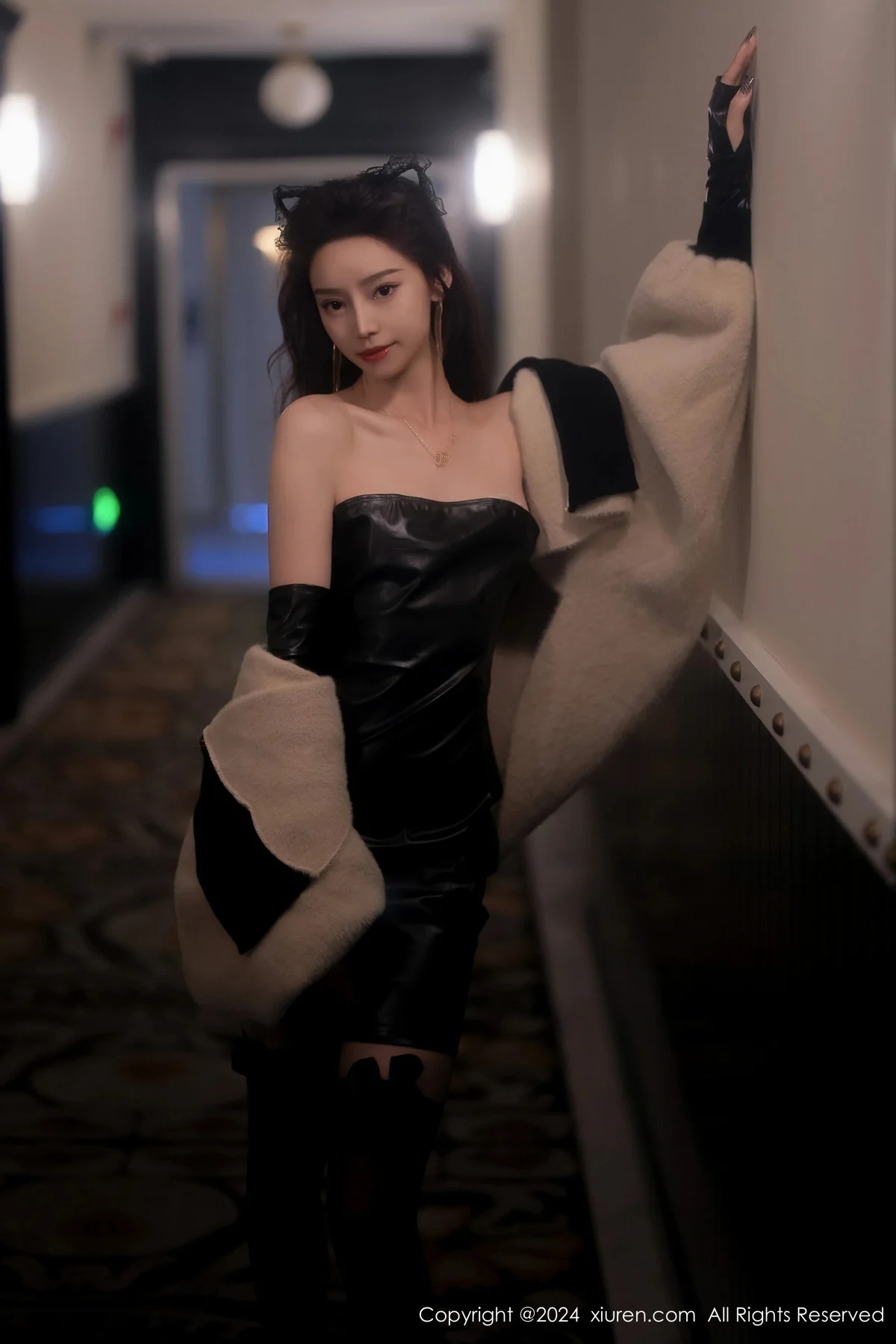 苏曼兮性感黑色露肩皮衣配黑丝袜秀曼妙身姿撩人绝美写真 第 7 张