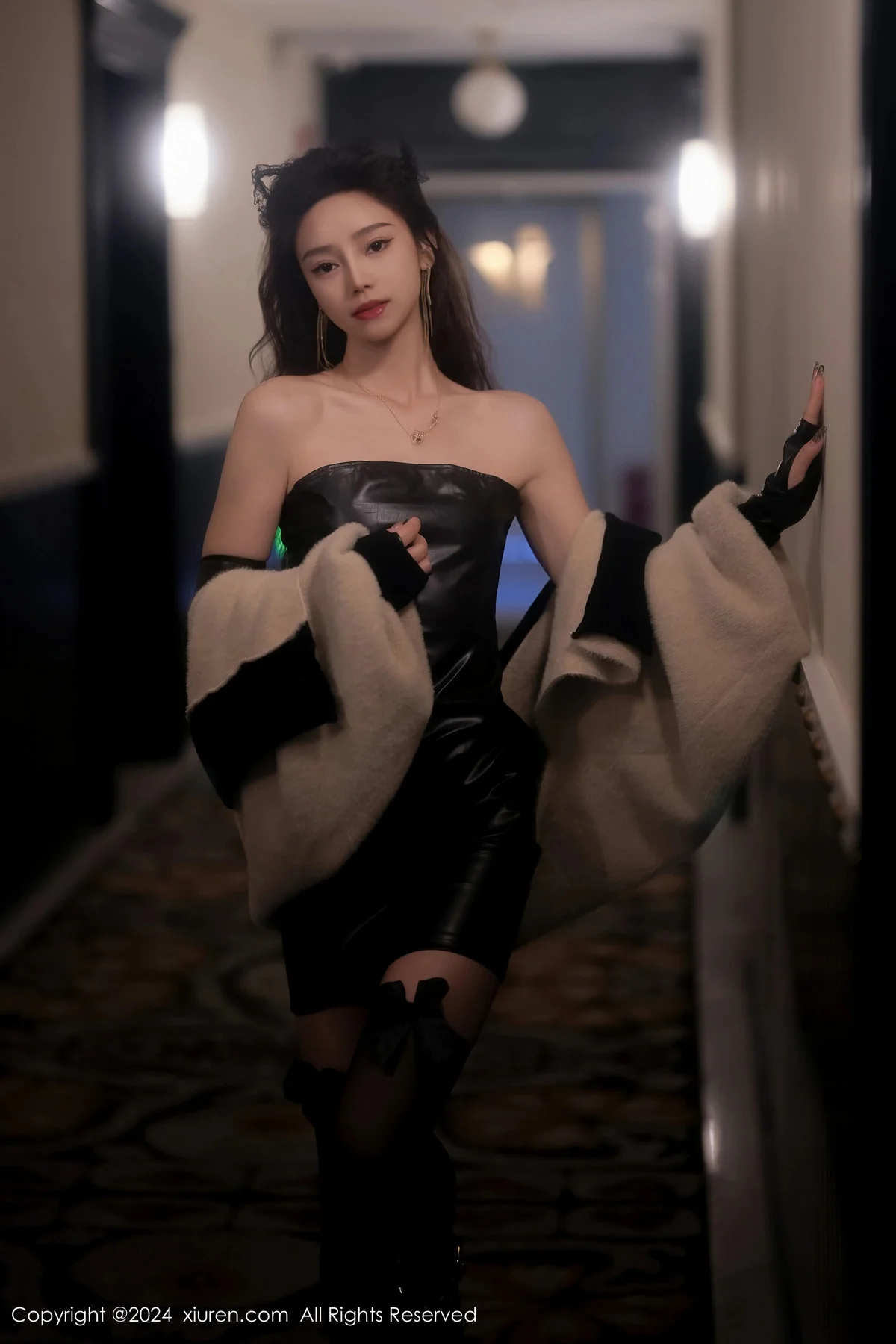 苏曼兮性感黑色露肩皮衣配黑丝袜秀曼妙身姿撩人绝美写真 第 8 张