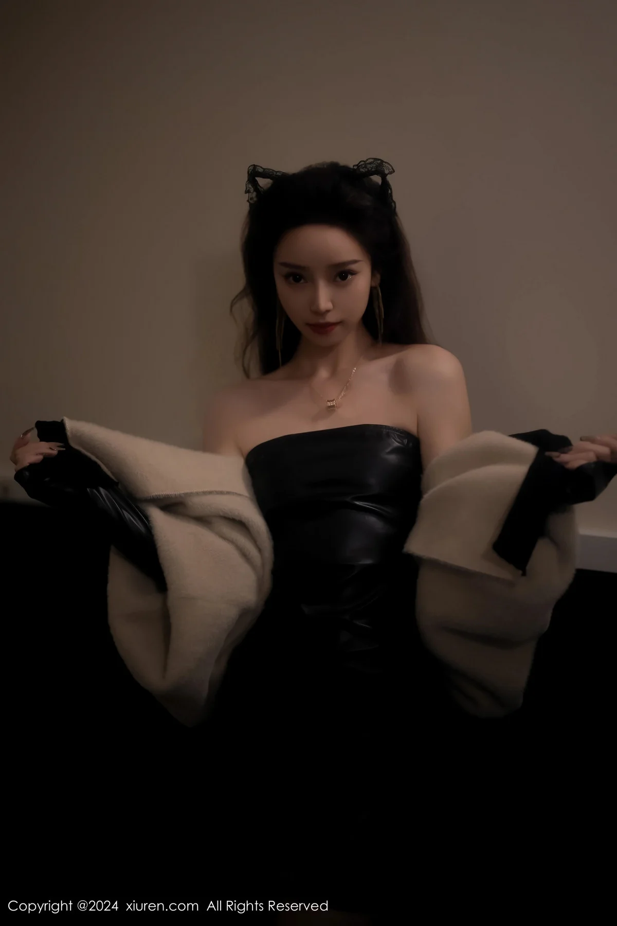 苏曼兮性感黑色露肩皮衣配黑丝袜秀曼妙身姿撩人绝美写真 第 9 张