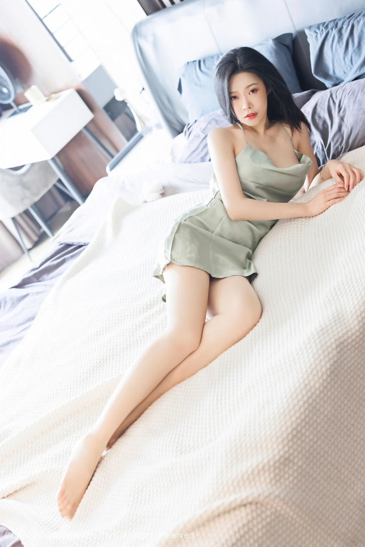 luvian本能性感浅绿露肩吊带露红色内衣秀凹凸身材绝美写真 第 2 张