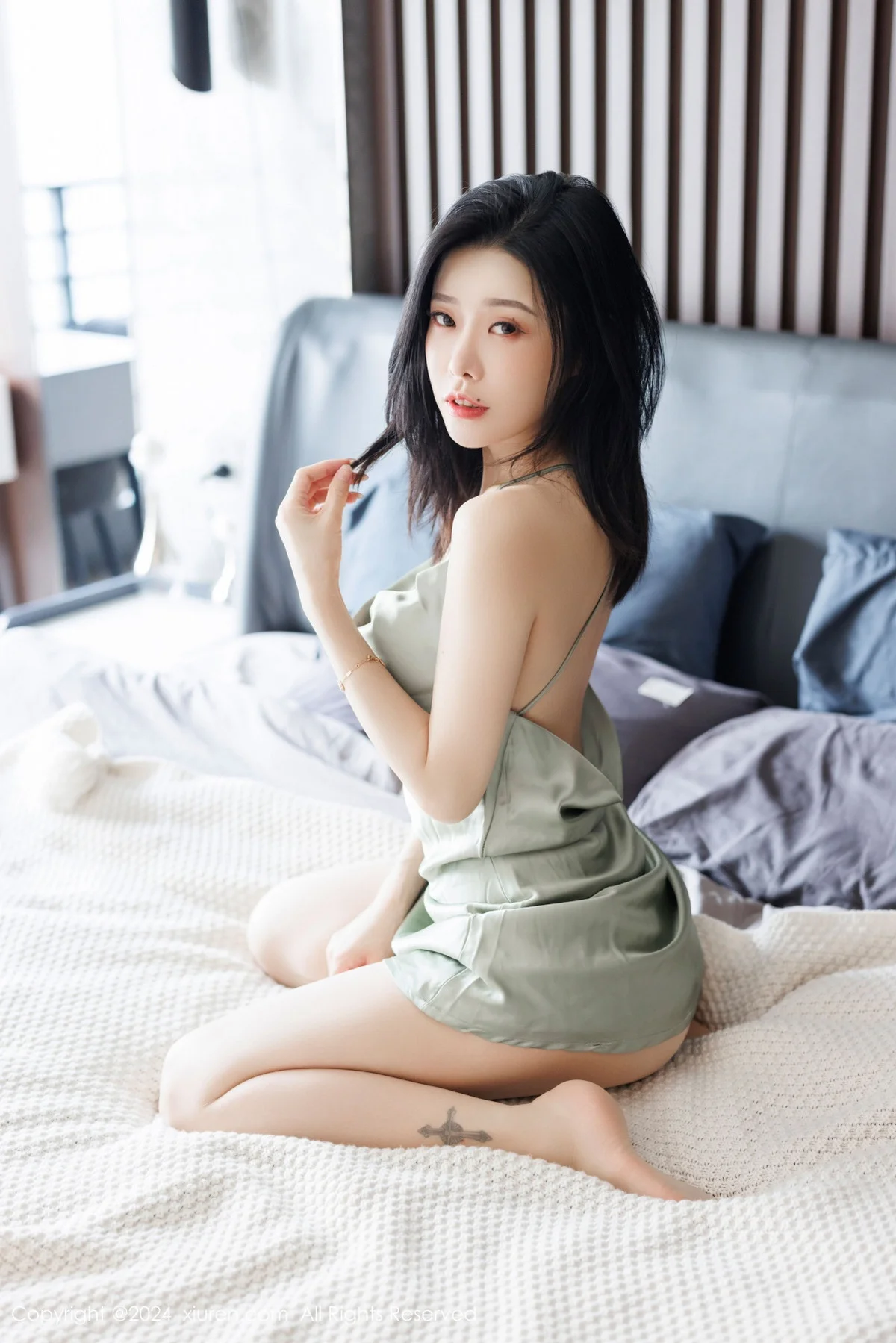 luvian本能性感浅绿露肩吊带露红色内衣秀凹凸身材绝美写真 第 5 张