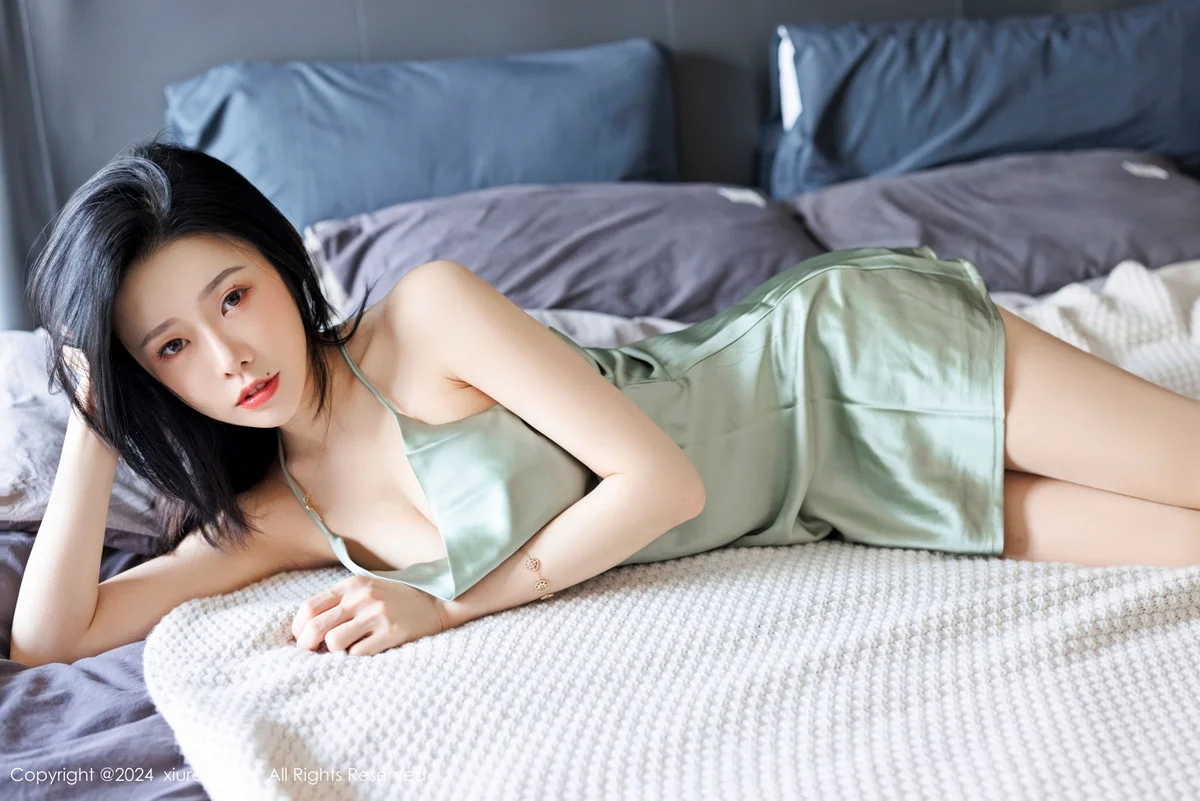 luvian本能性感浅绿露肩吊带露红色内衣秀凹凸身材绝美写真 第 6 张