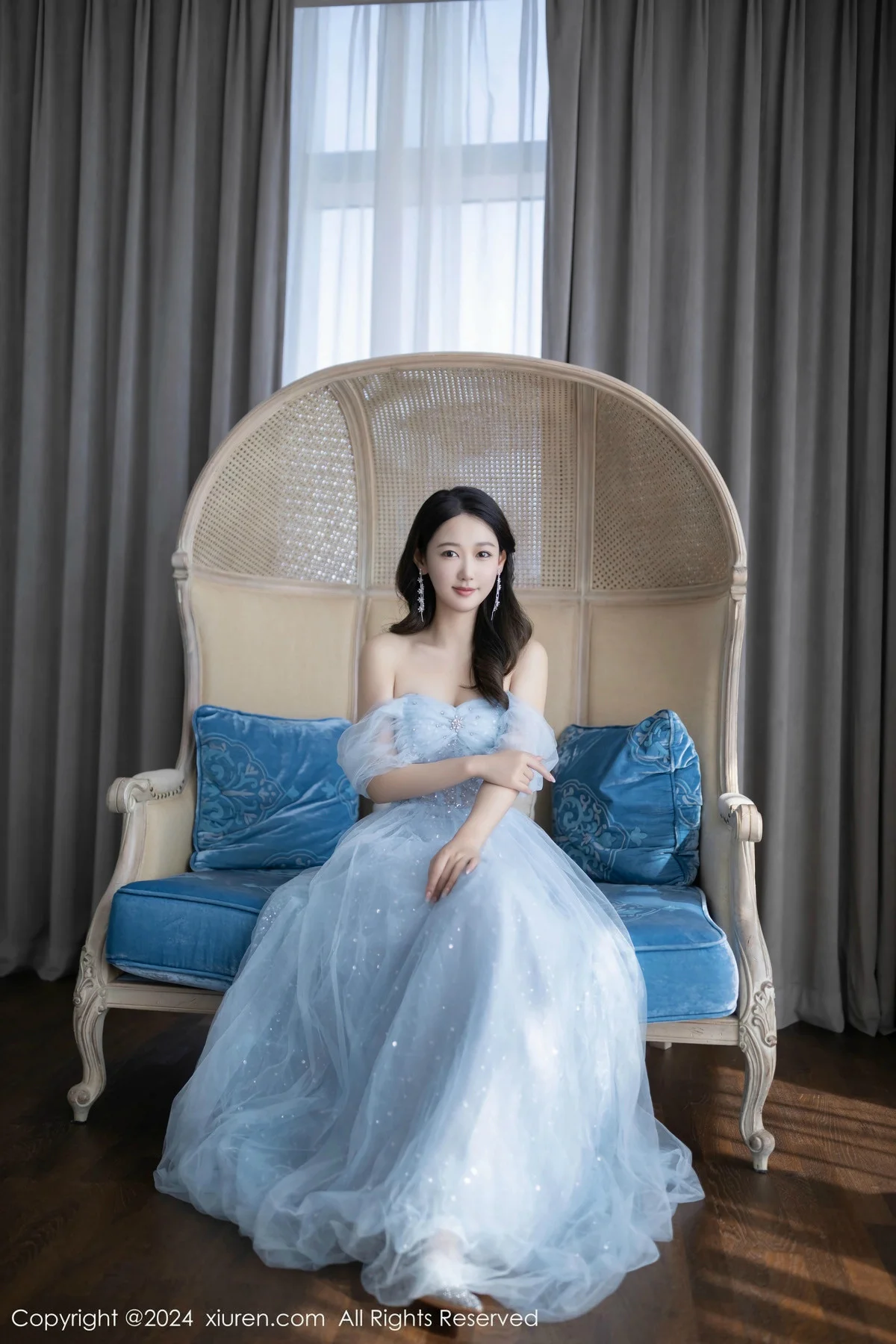 唐安琪性感淡蓝色薄纱礼裙露白色内衣秀曼妙身姿绝美写真 第 2 张