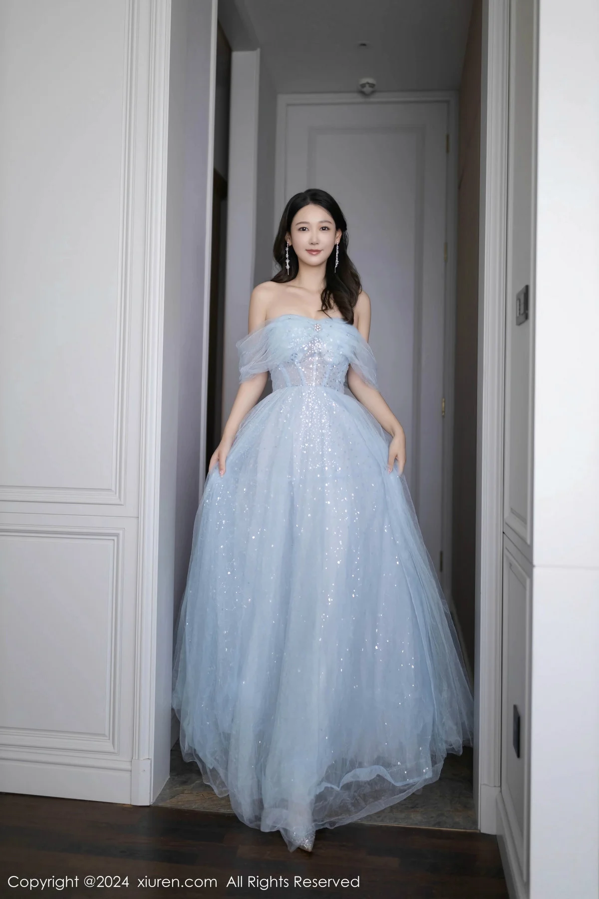 唐安琪性感淡蓝色薄纱礼裙露白色内衣秀曼妙身姿绝美写真 第 24 张