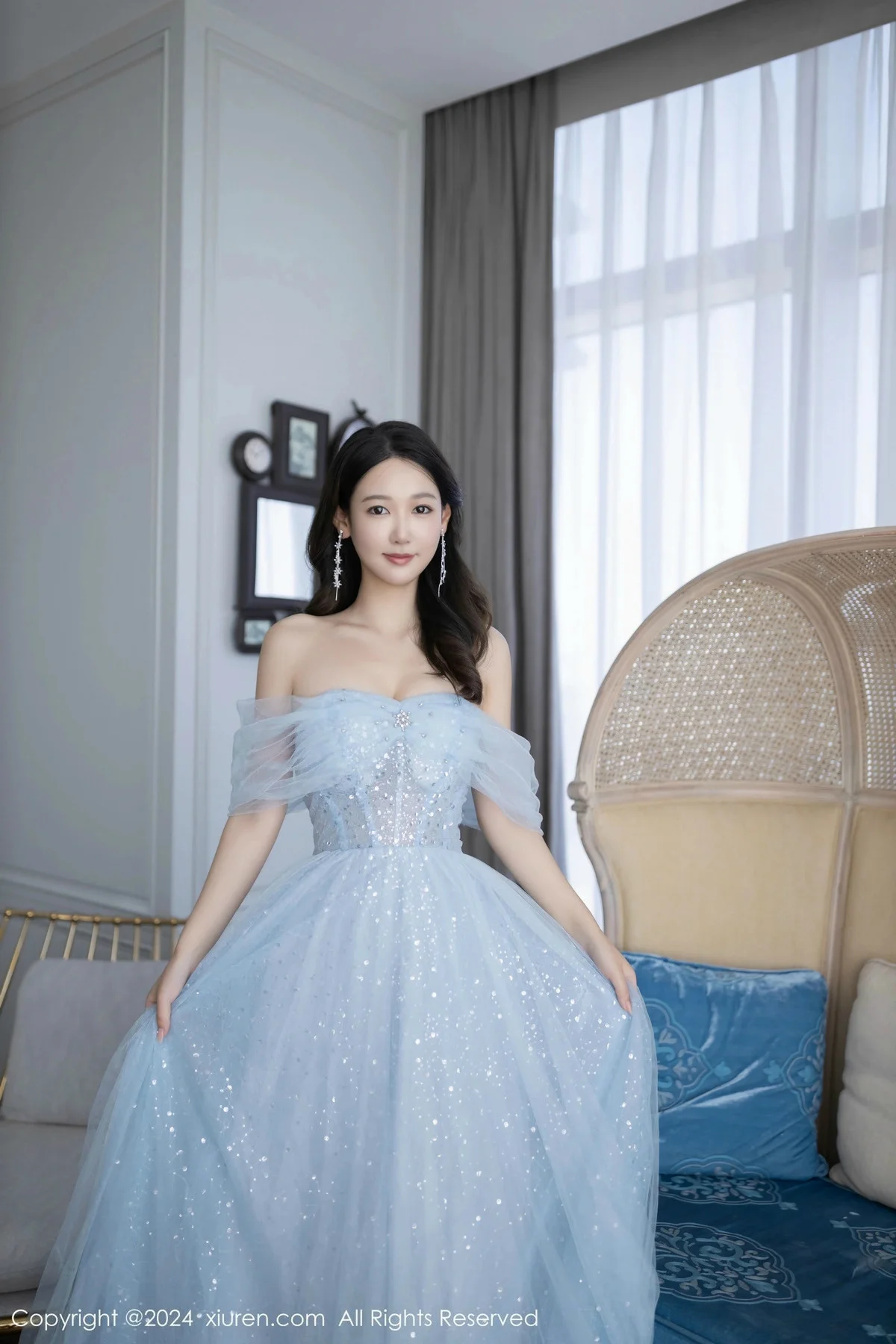 唐安琪性感淡蓝色薄纱礼裙露白色内衣秀曼妙身姿绝美写真 第 5 张