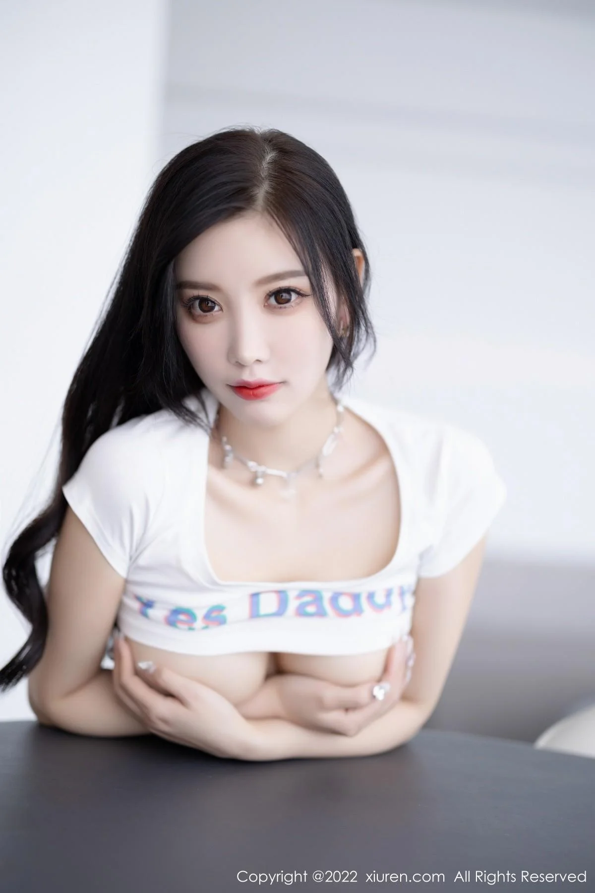 杨晨晨Yome白色半截上衣配牛仔超短裤秀丰腴身材绝美写真 第 14 张