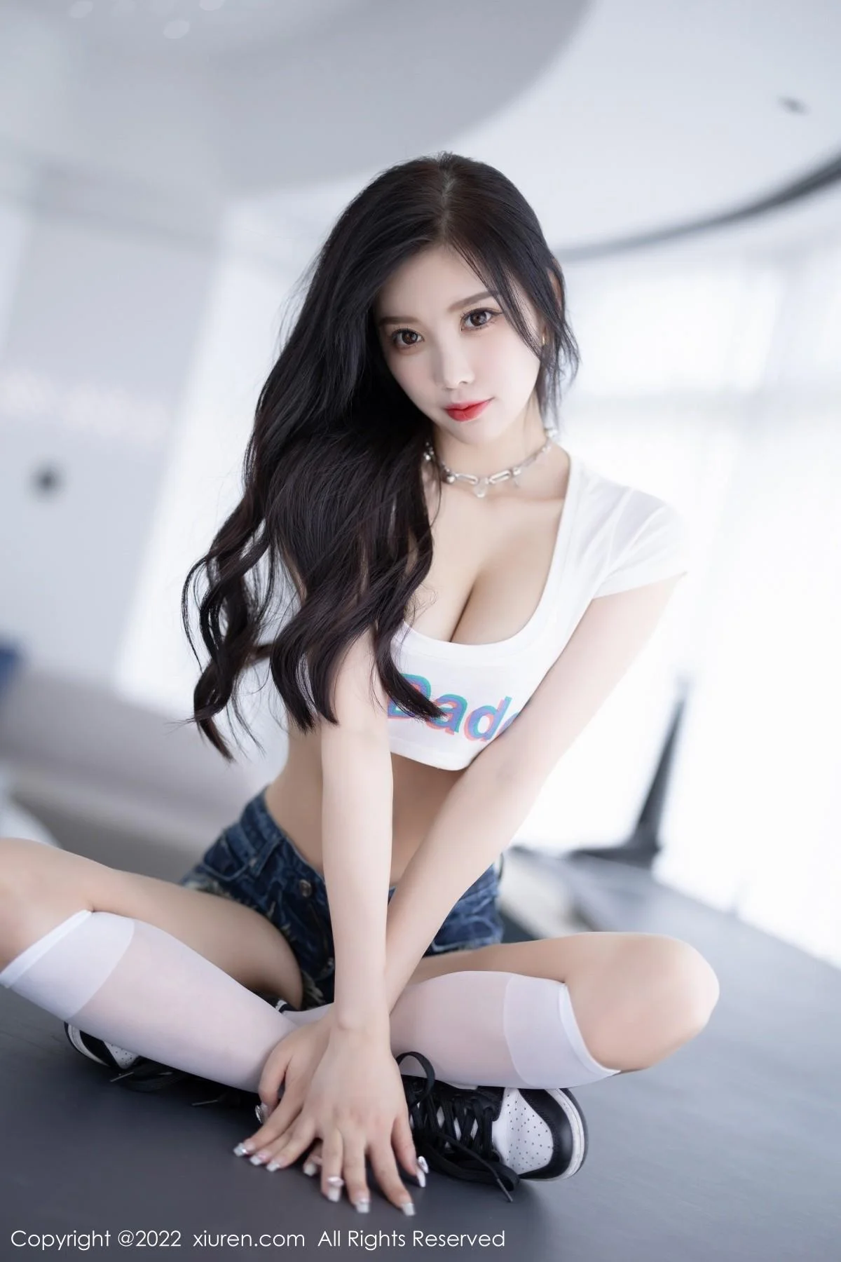 杨晨晨Yome白色半截上衣配牛仔超短裤秀丰腴身材绝美写真 第 34 张