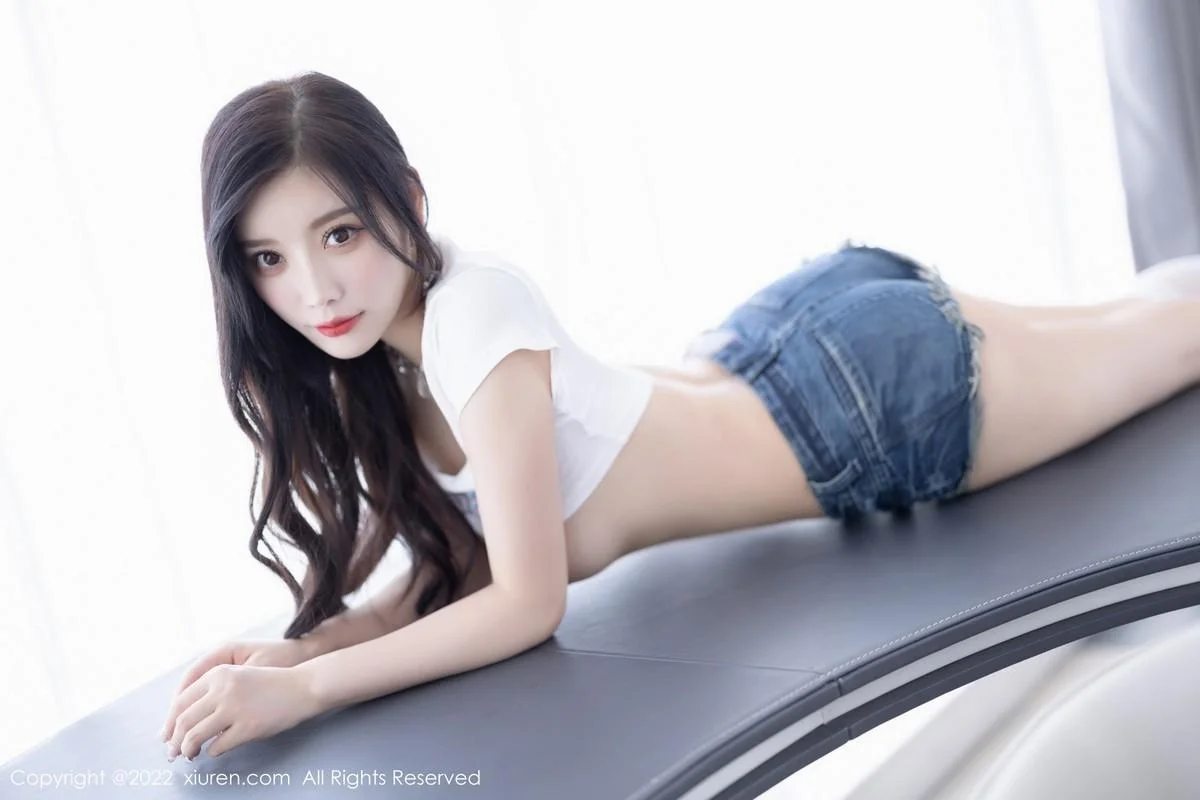 杨晨晨Yome白色半截上衣配牛仔超短裤秀丰腴身材绝美写真 第 37 张