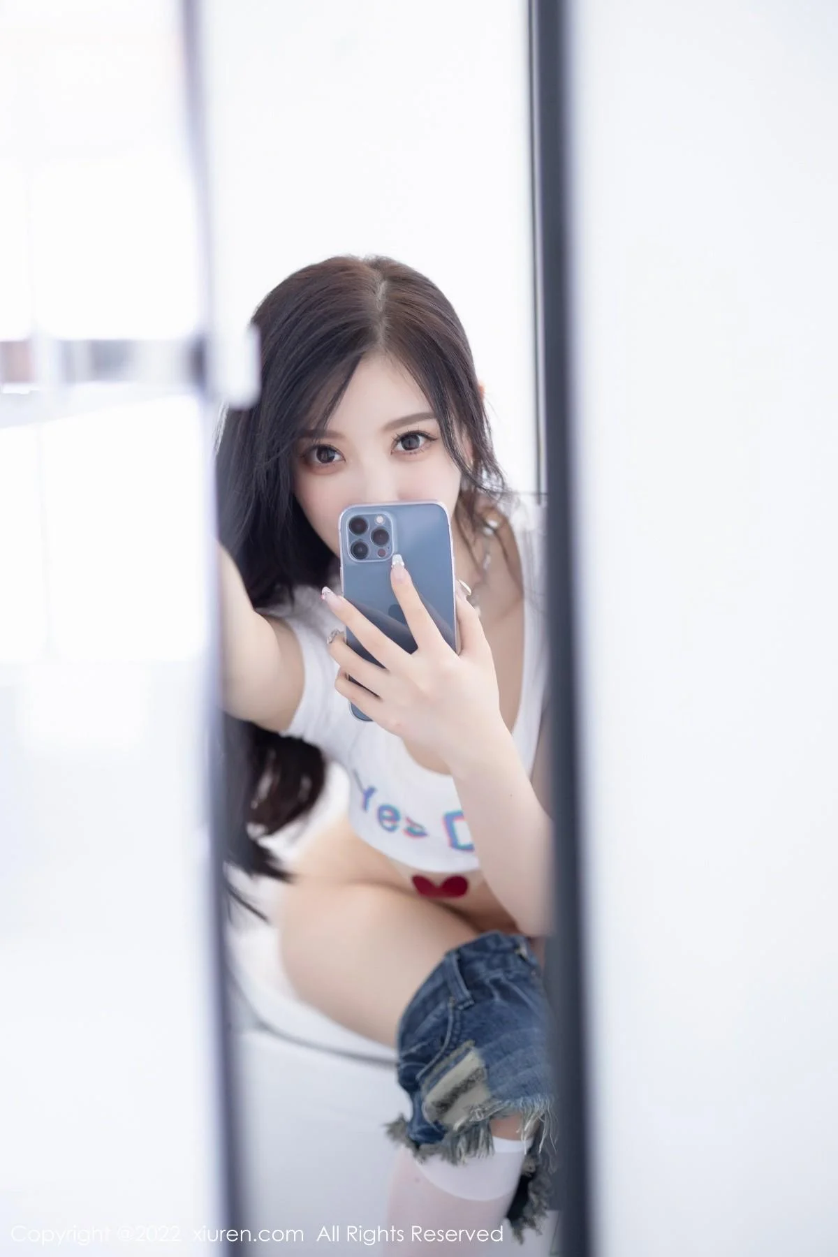 杨晨晨Yome白色半截上衣配牛仔超短裤秀丰腴身材绝美写真 第 43 张