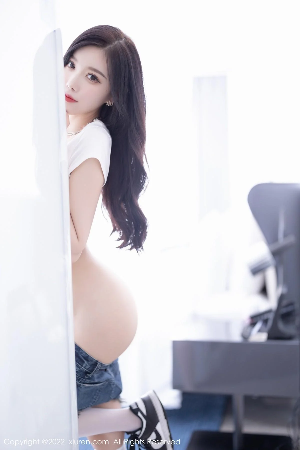 杨晨晨Yome白色半截上衣配牛仔超短裤秀丰腴身材绝美写真 第 50 张