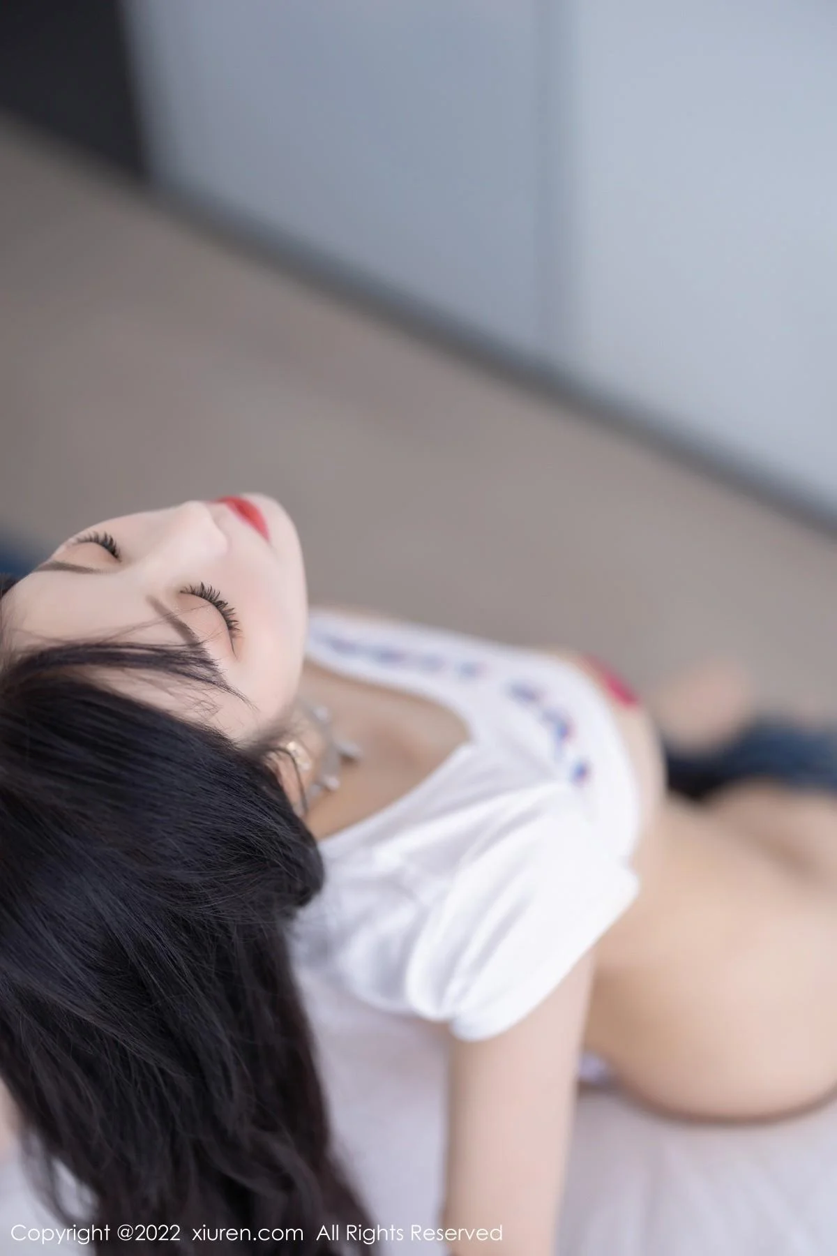 杨晨晨Yome白色半截上衣配牛仔超短裤秀丰腴身材绝美写真 第 53 张